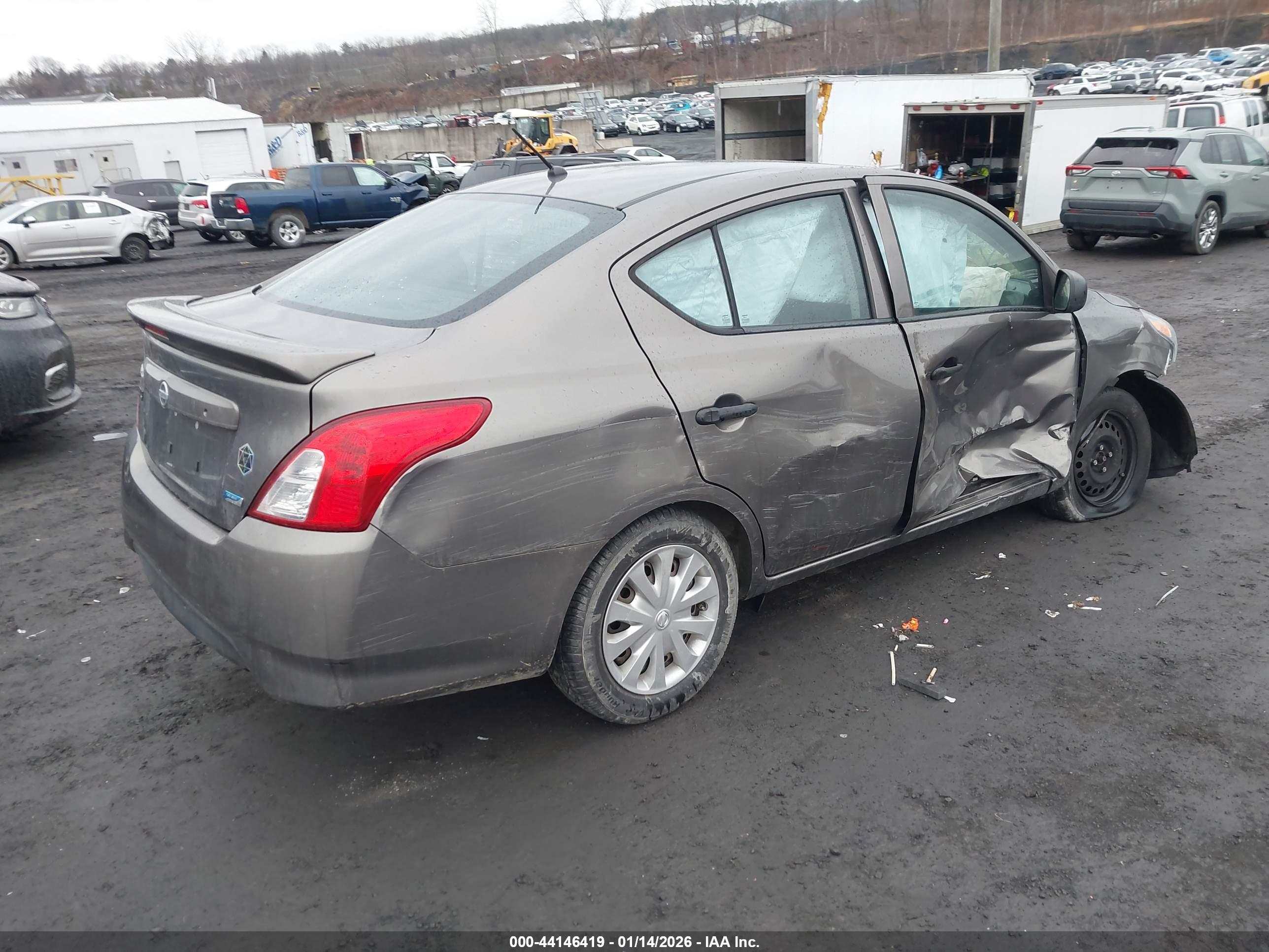 NISSAN VERSA image 4