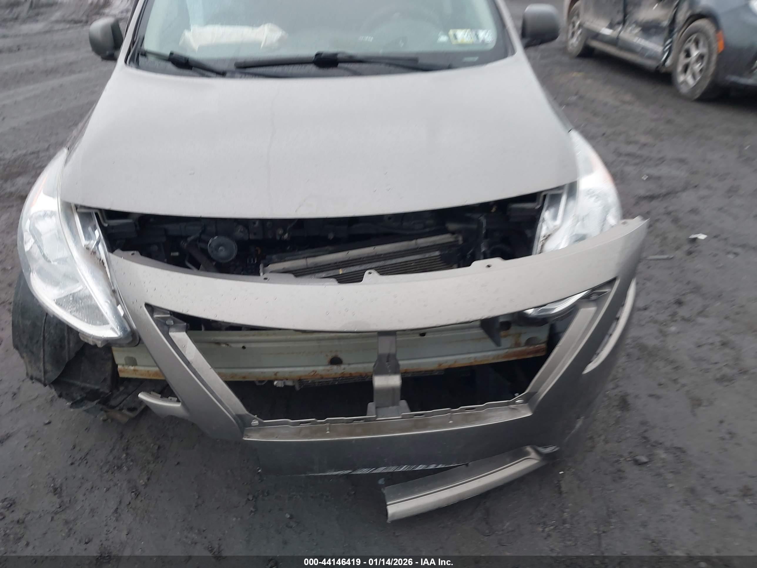 NISSAN VERSA image 6