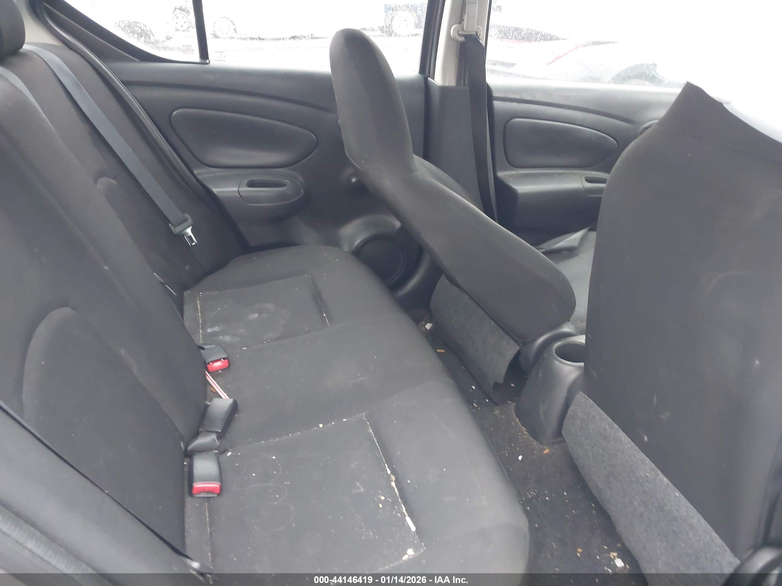 NISSAN VERSA image 8