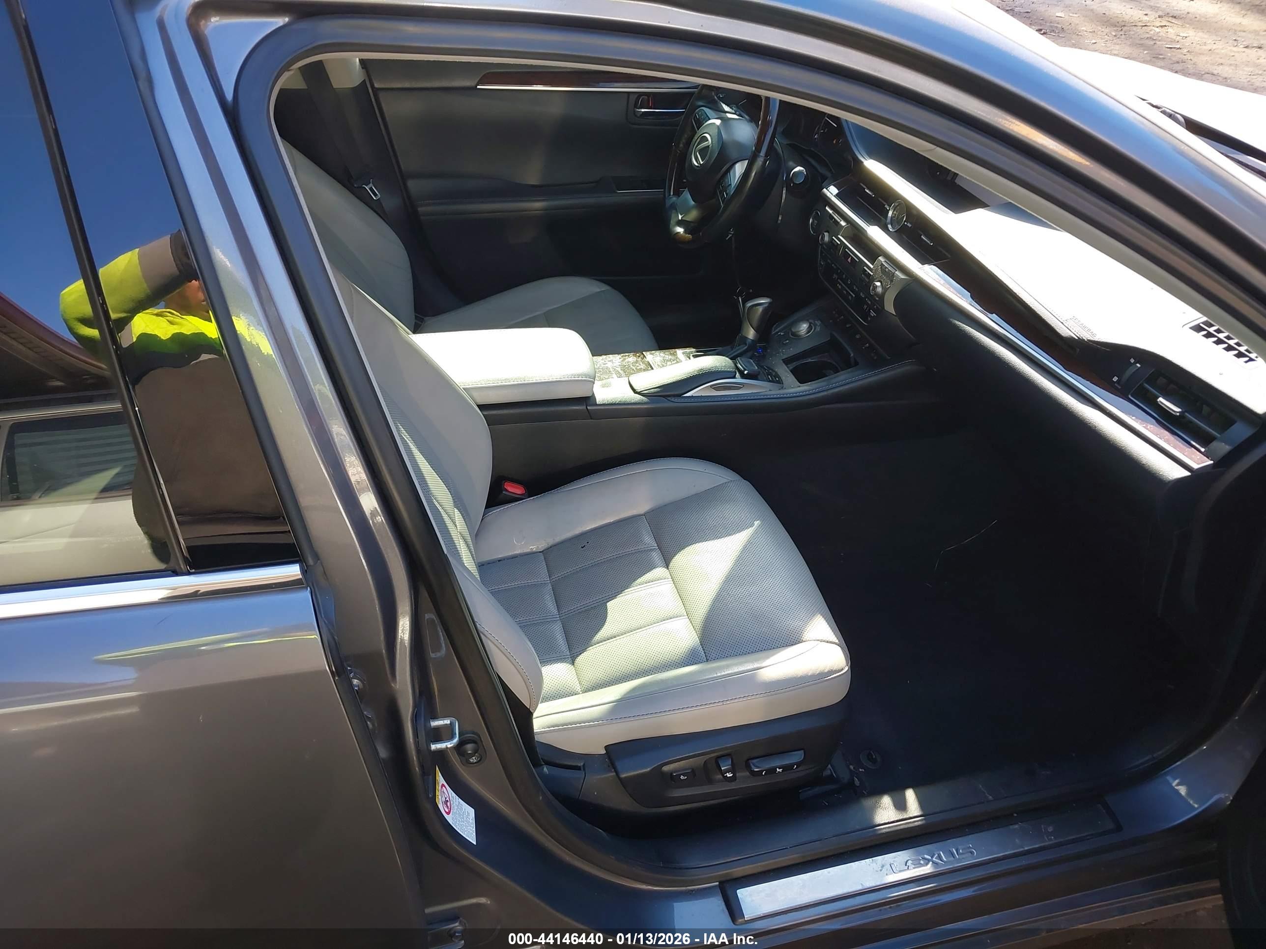 LEXUS ES image 5