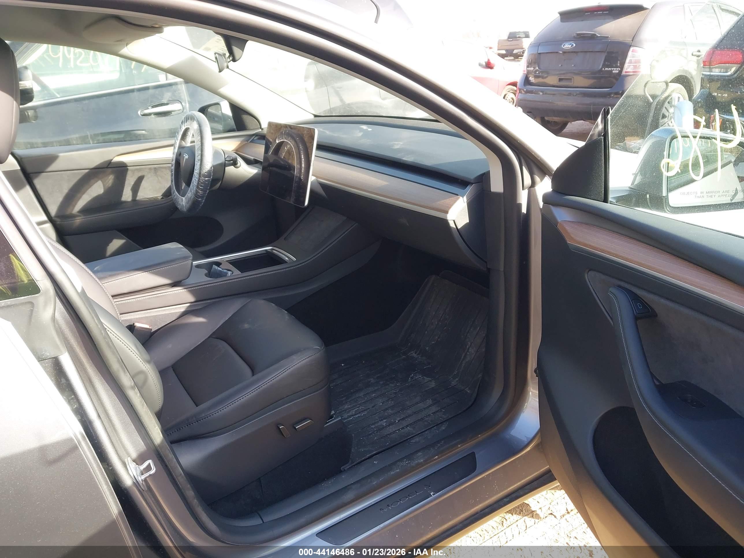 TESLA MODEL image 5