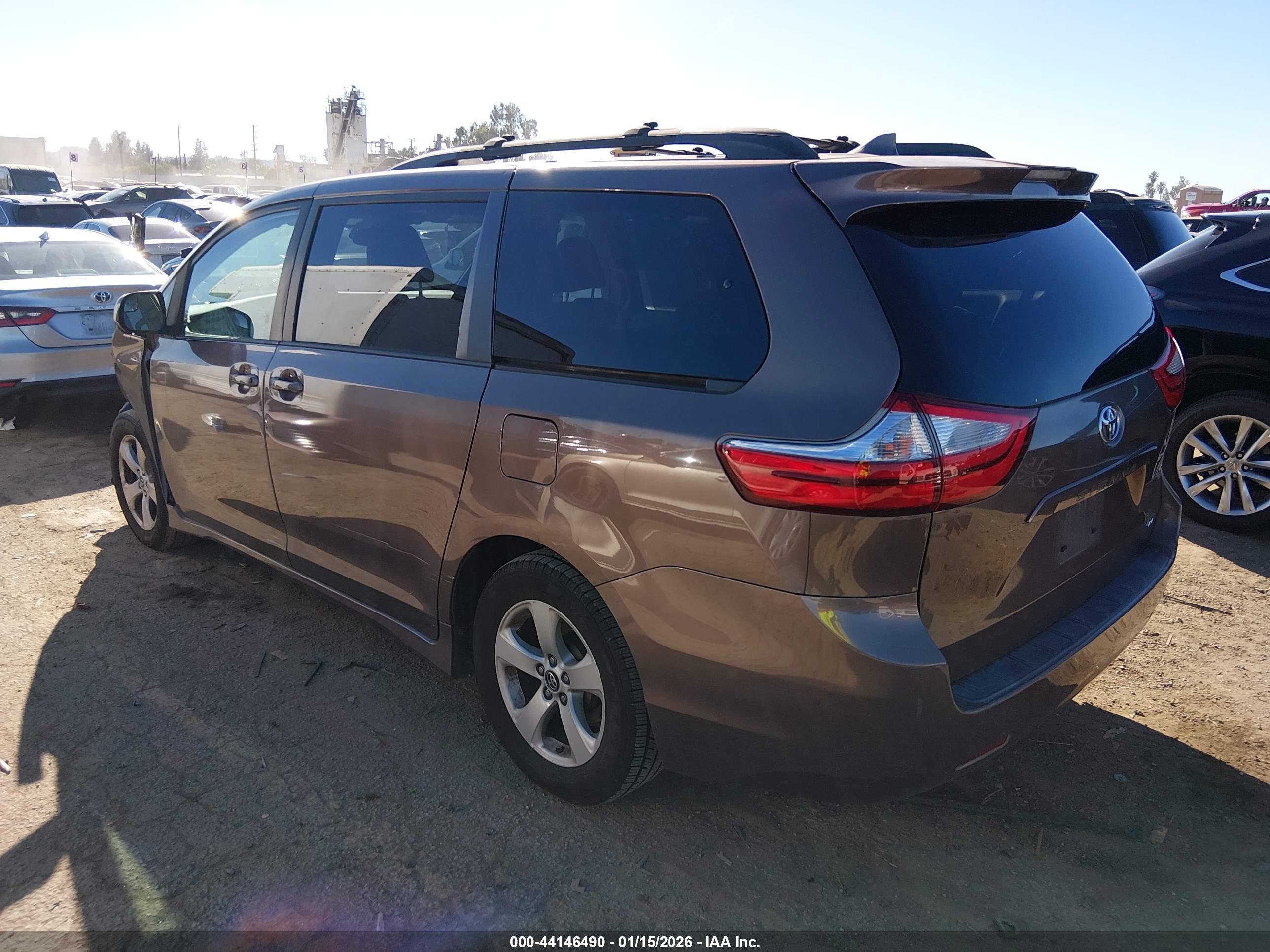 TOYOTA SIENNA image 3
