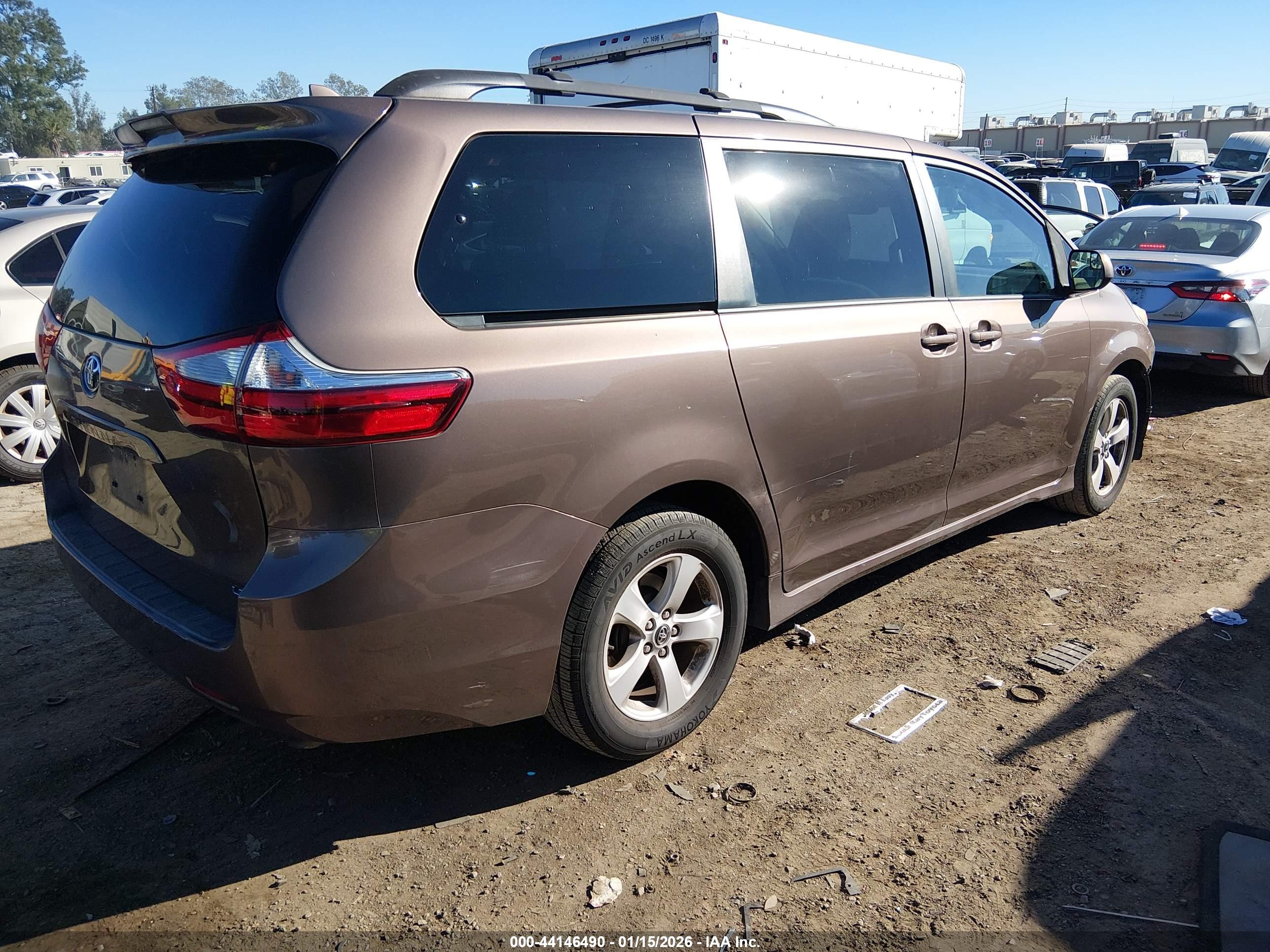 TOYOTA SIENNA image 4
