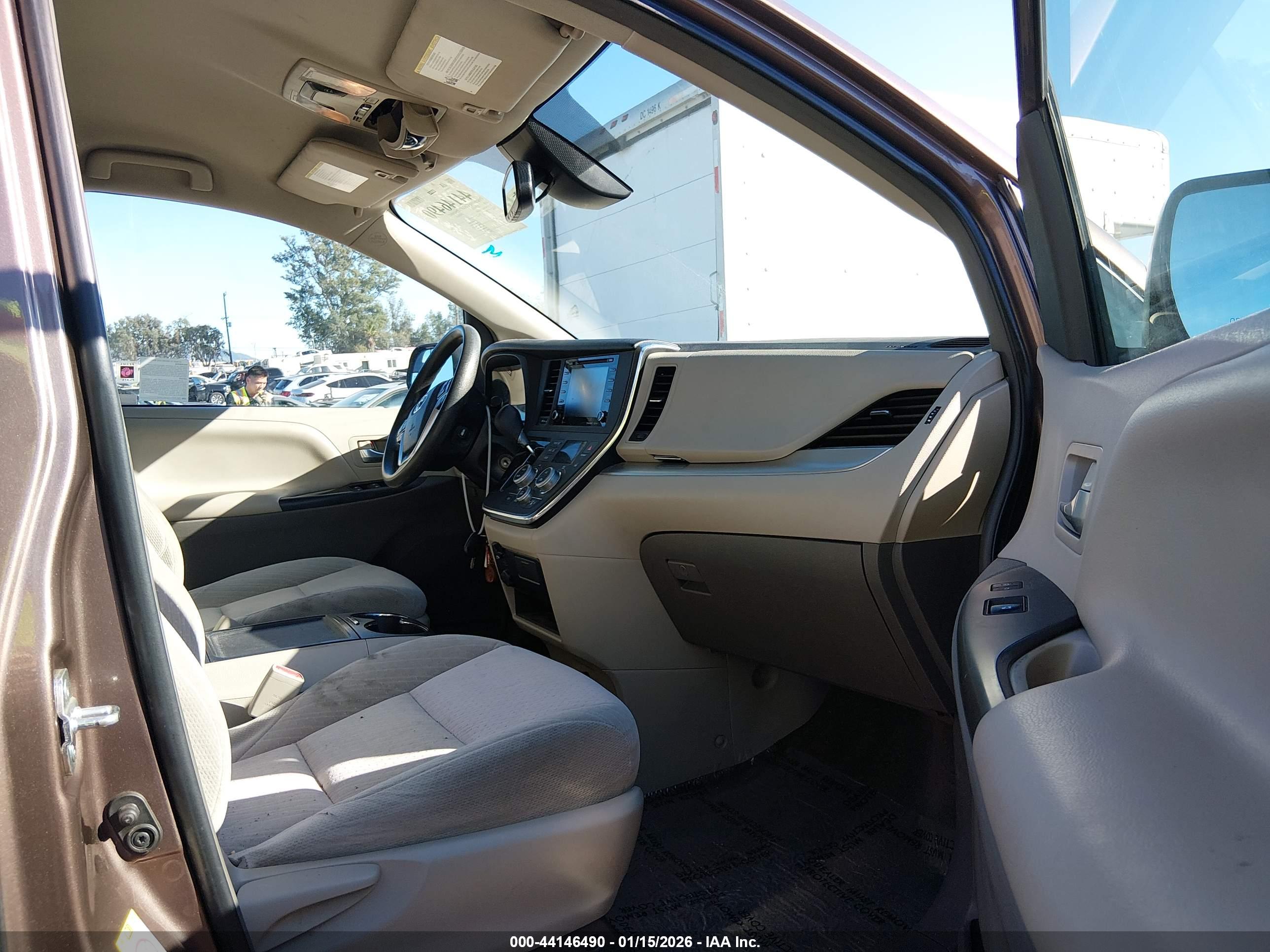 TOYOTA SIENNA image 5