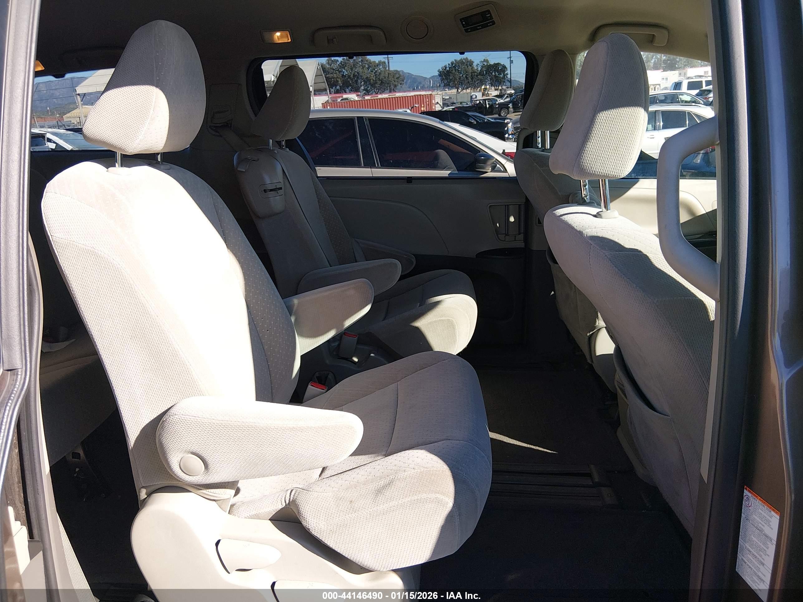 TOYOTA SIENNA image 8