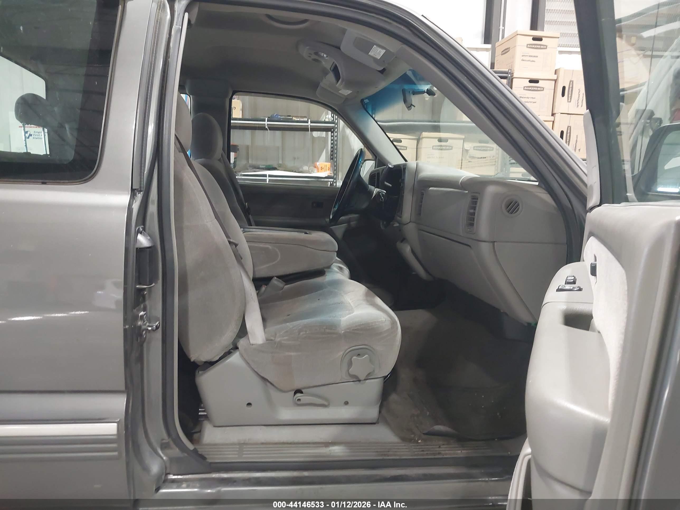 CHEVROLET SILVERADO image 5