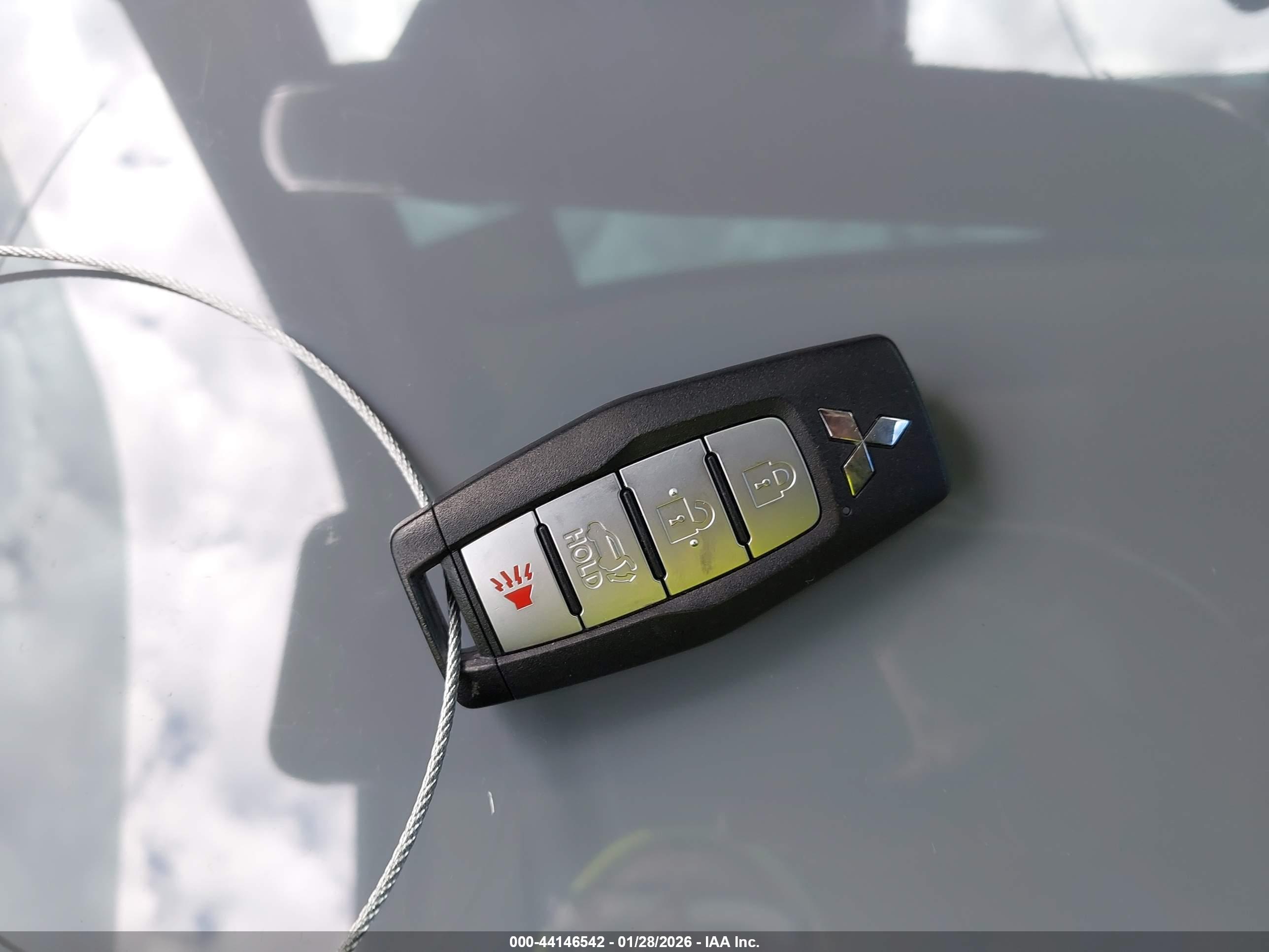 MITSUBISHI OUTLANDER image 11
