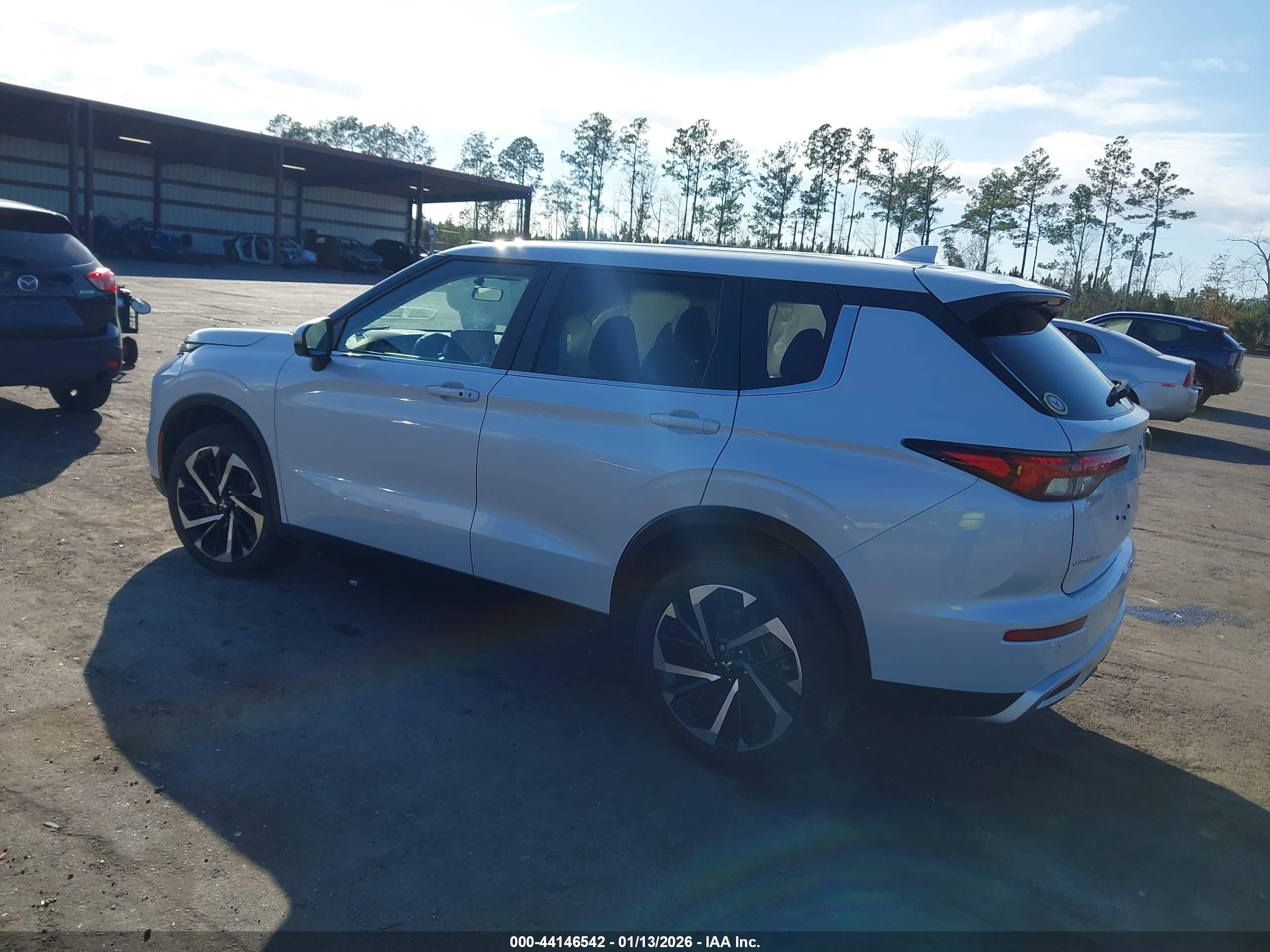 MITSUBISHI OUTLANDER image 3