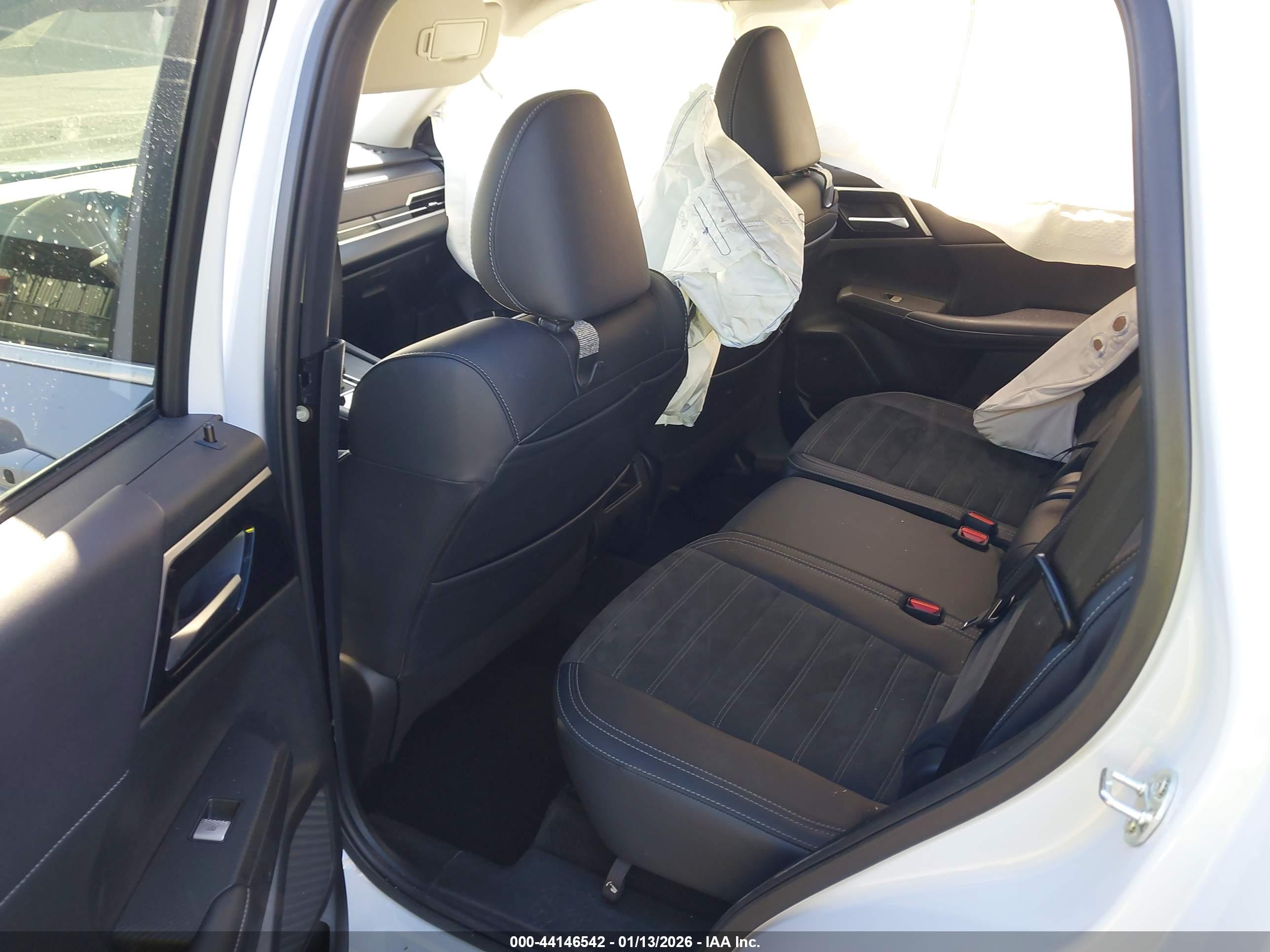 MITSUBISHI OUTLANDER image 8