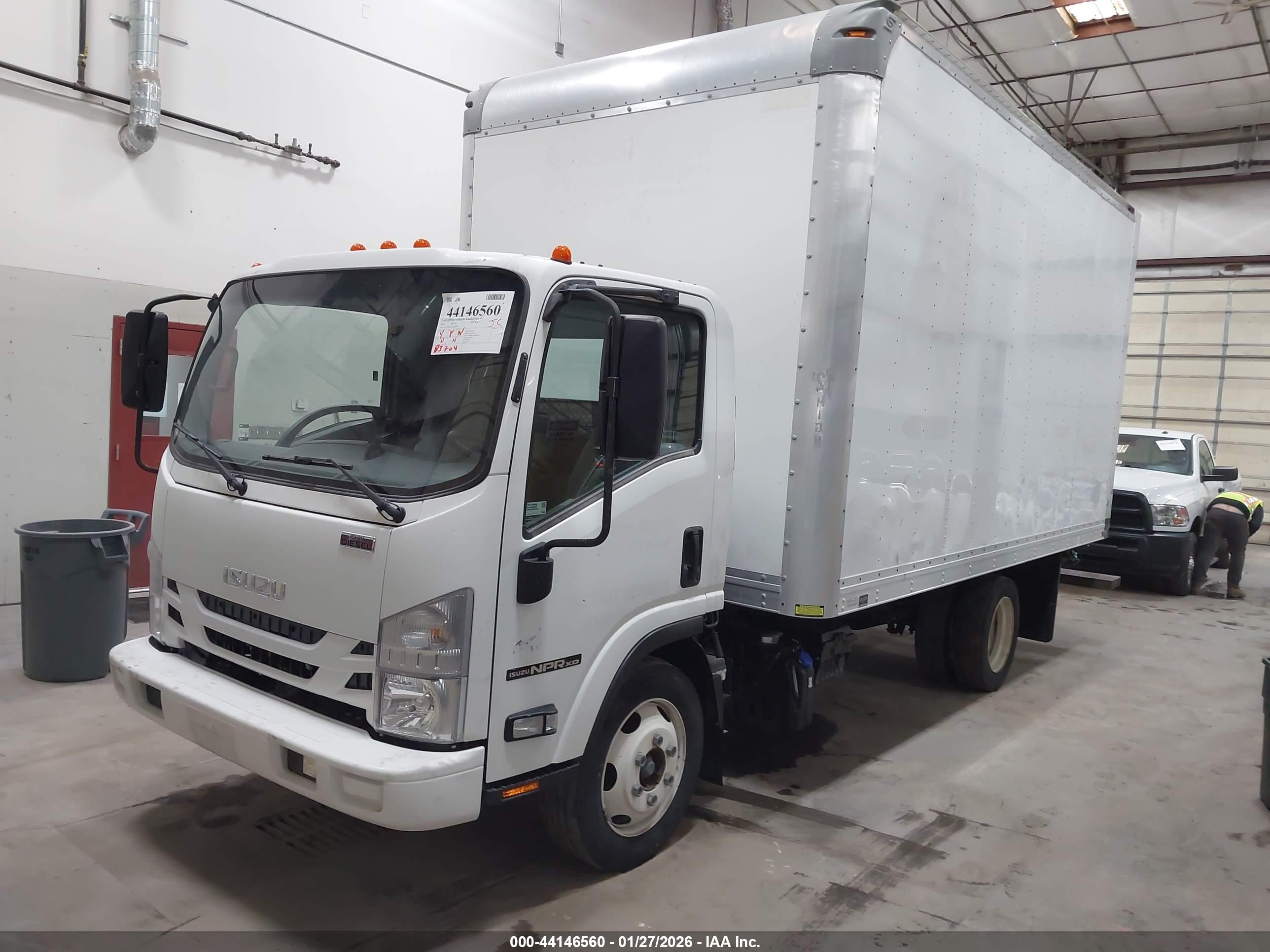 ISUZU NPR image 2