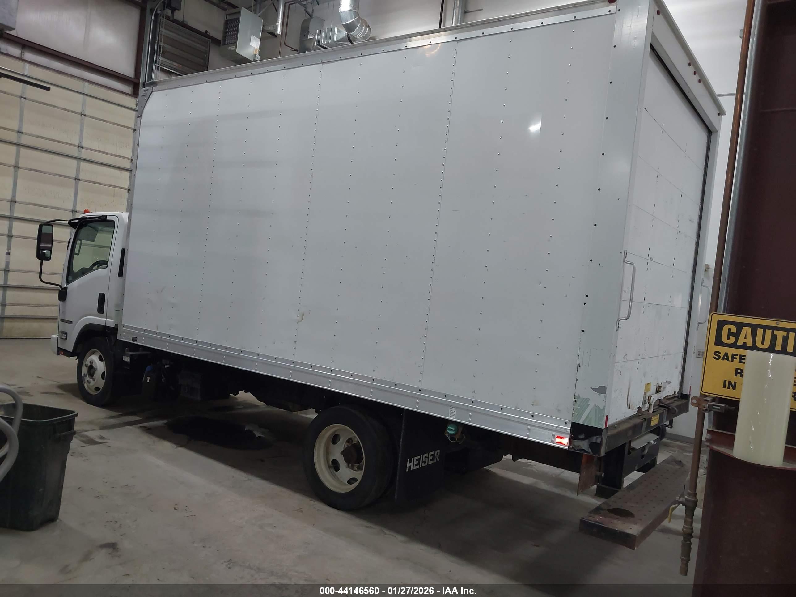 ISUZU NPR image 3