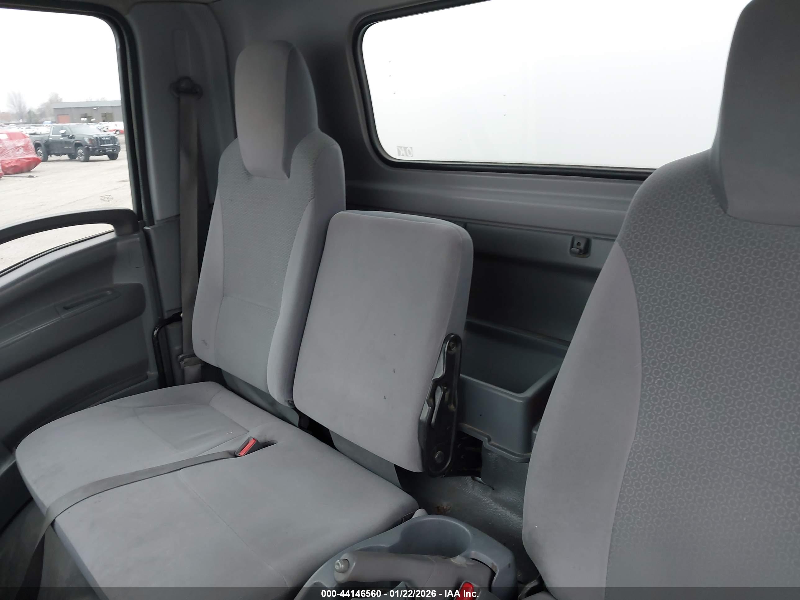 ISUZU NPR image 7