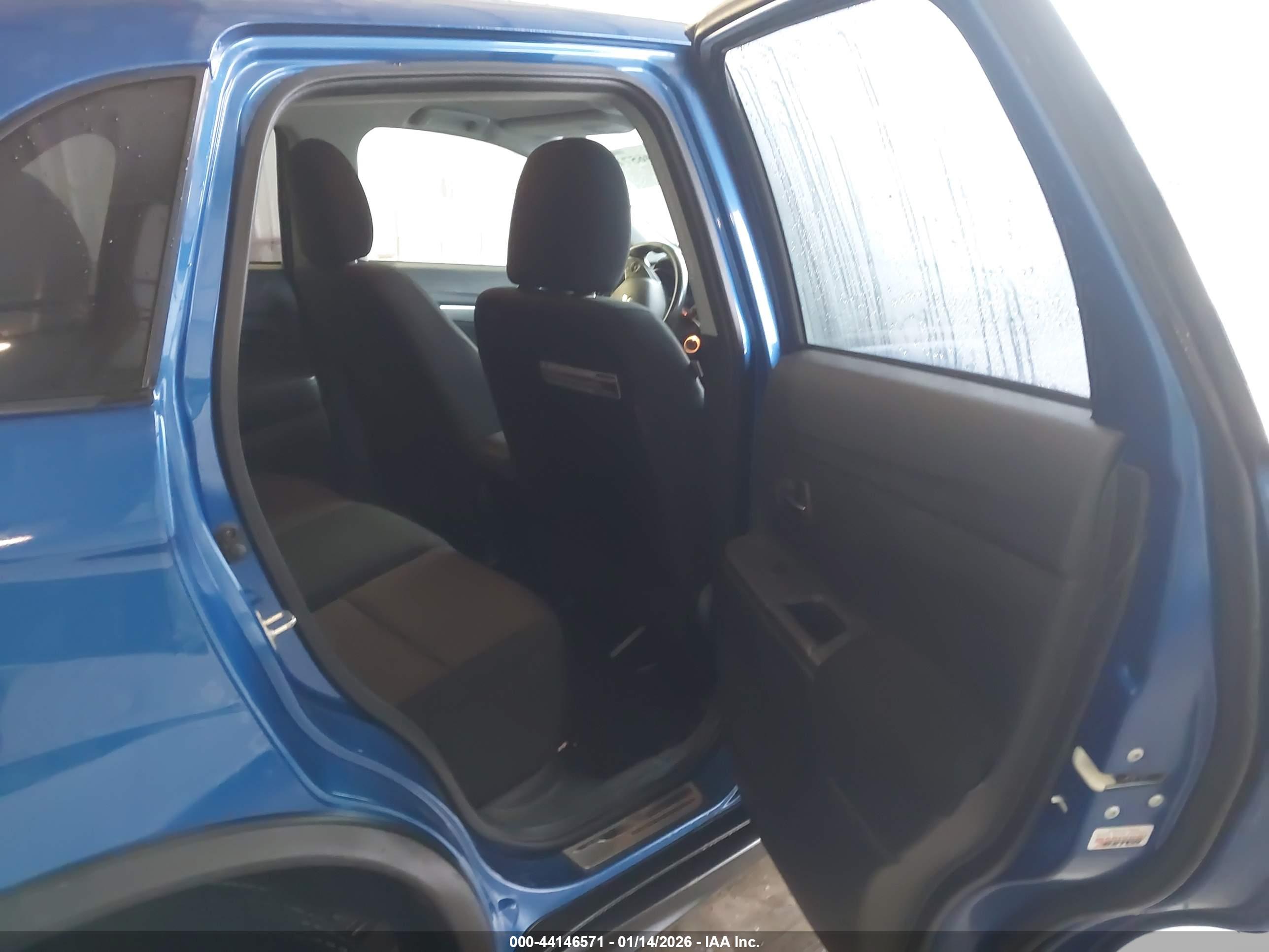 MITSUBISHI OUTLANDER image 8