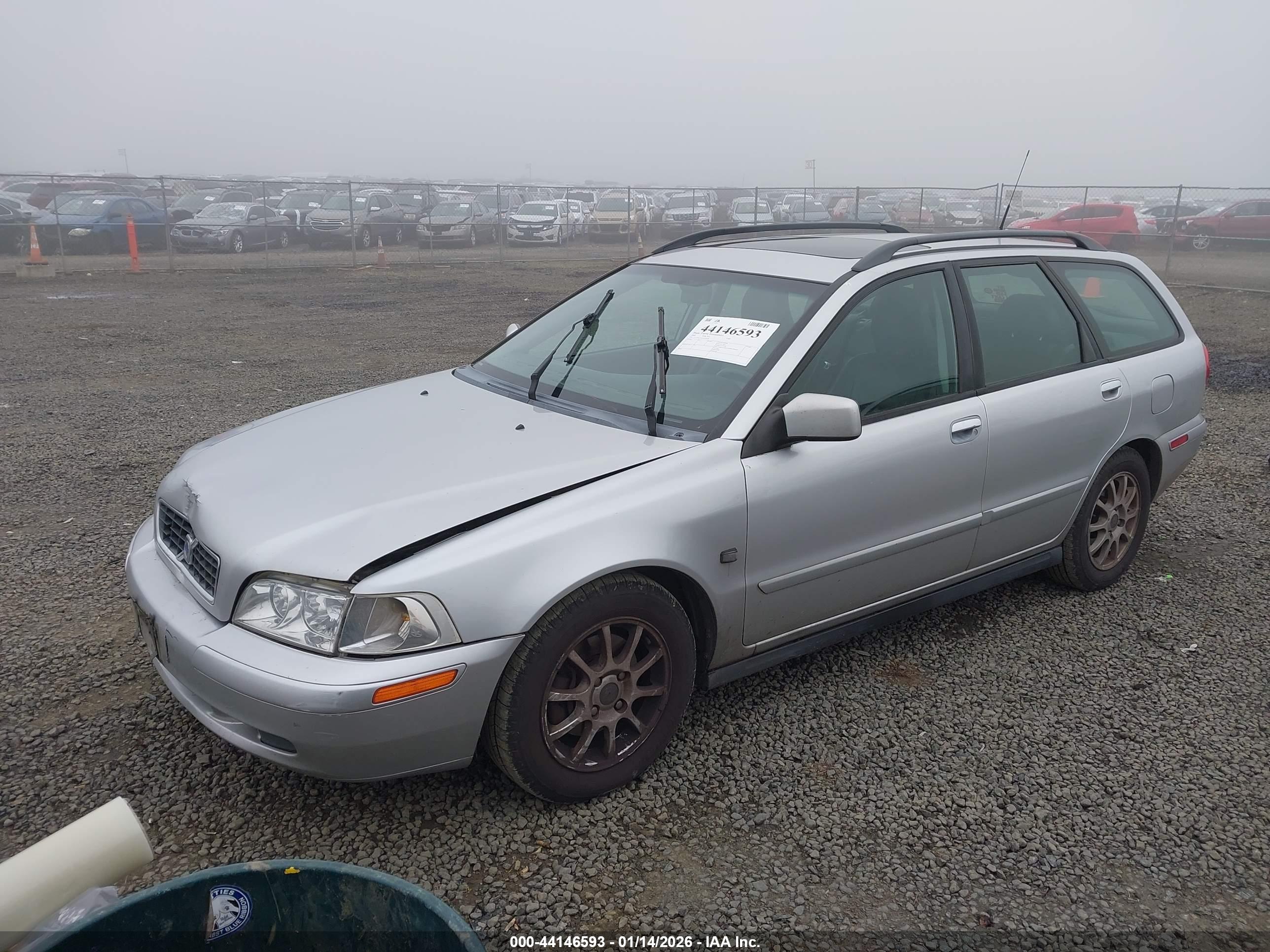 VOLVO V40 image 2