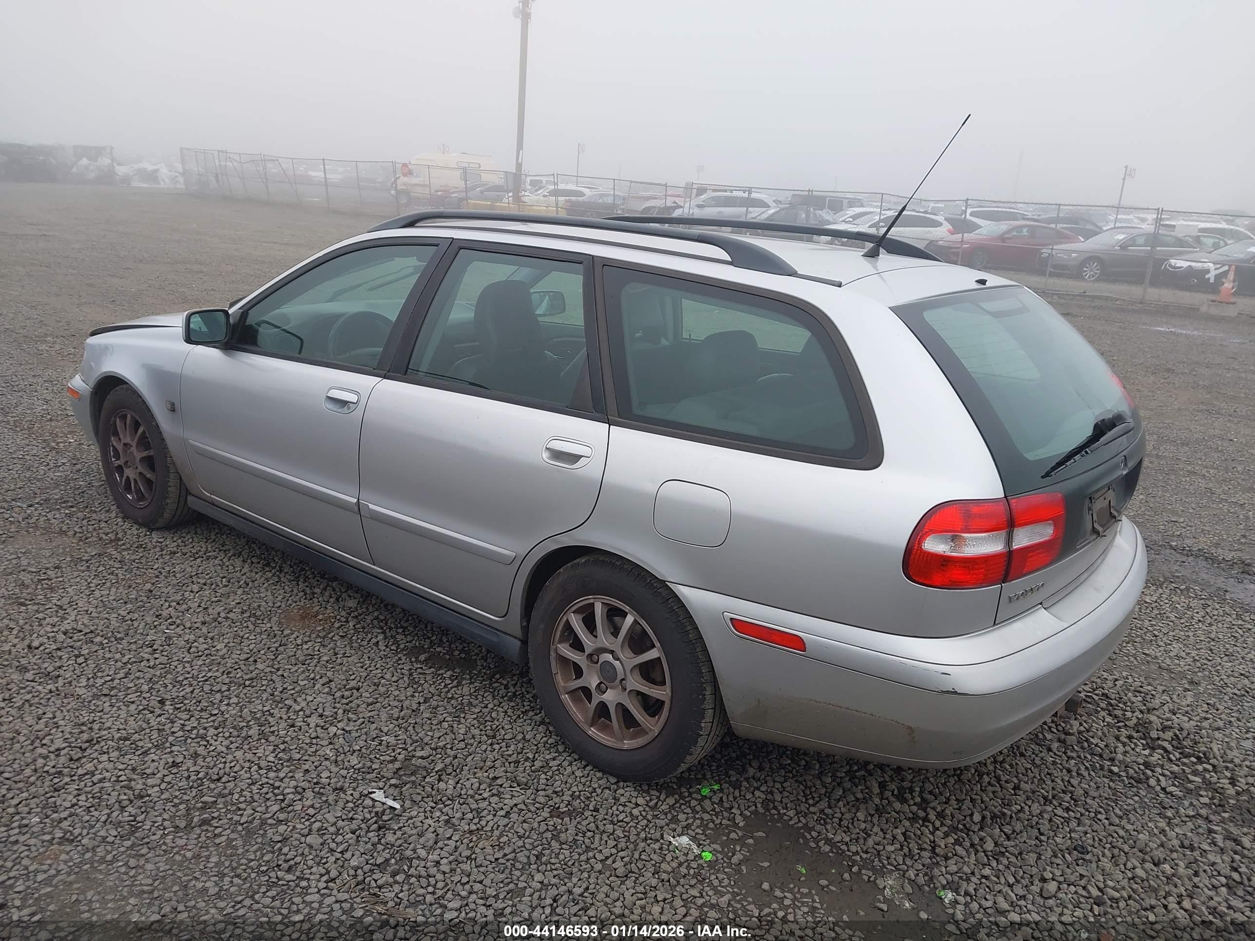 VOLVO V40 image 3