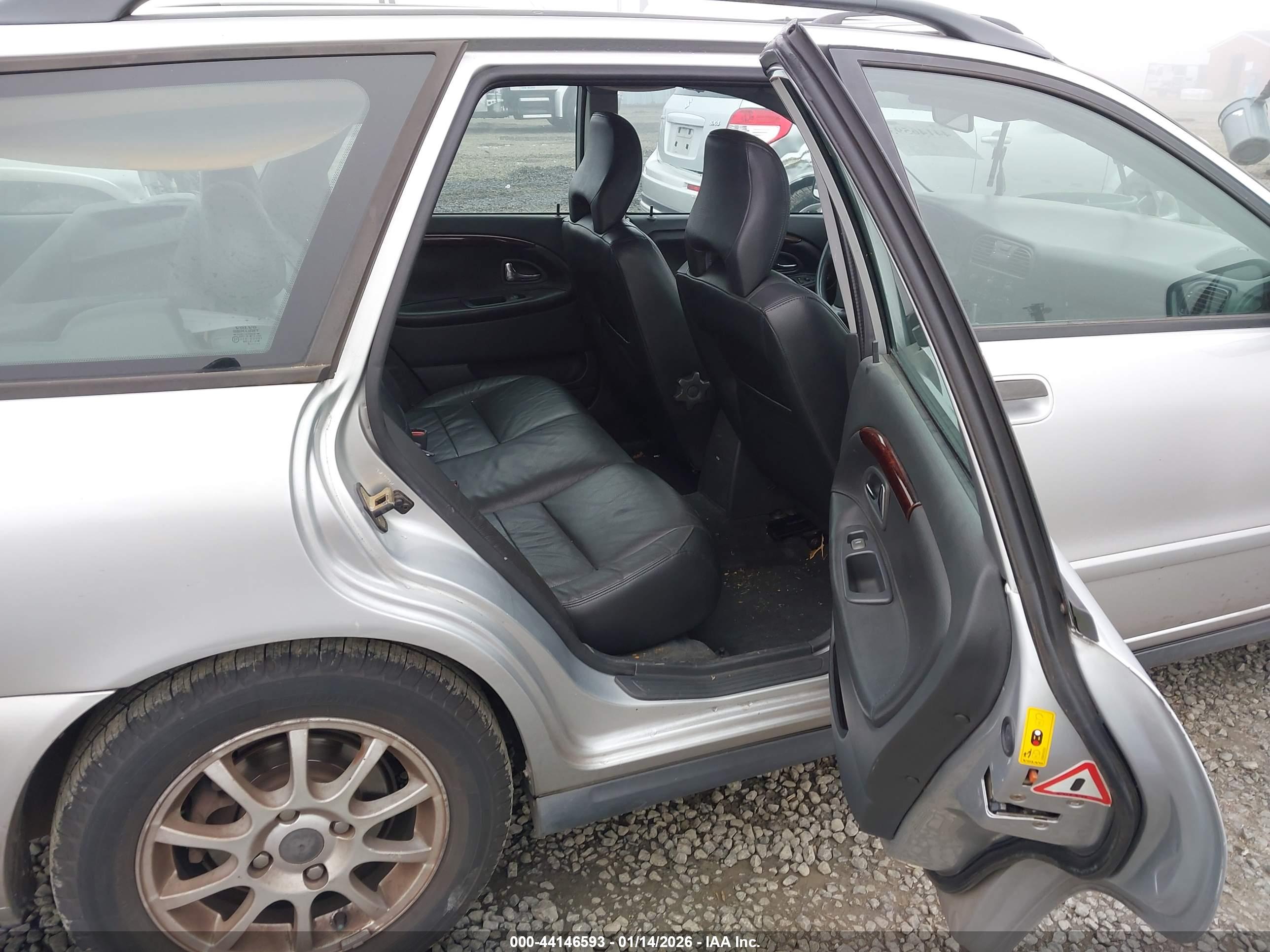 VOLVO V40 image 8