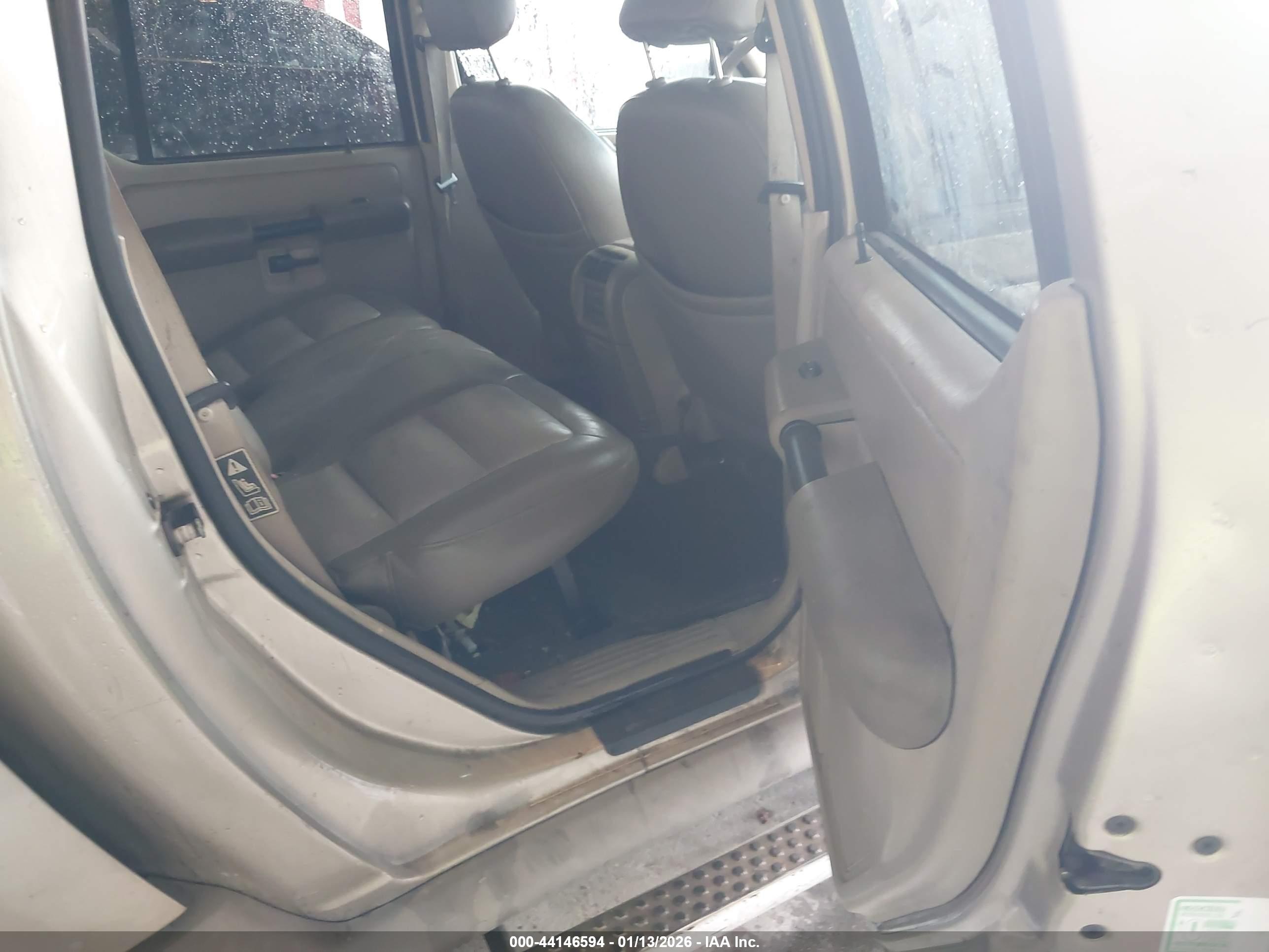 FORD EXPLORER image 8