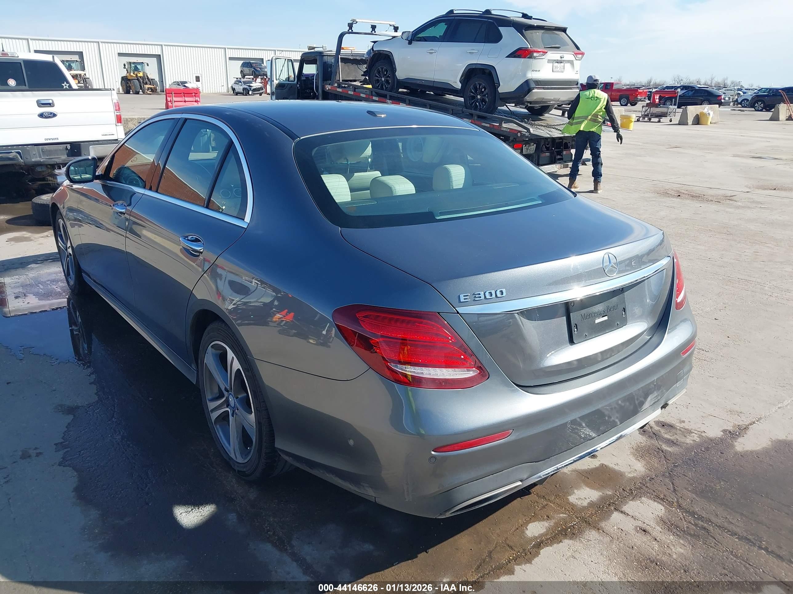 MERCEDES-BENZ E image 3