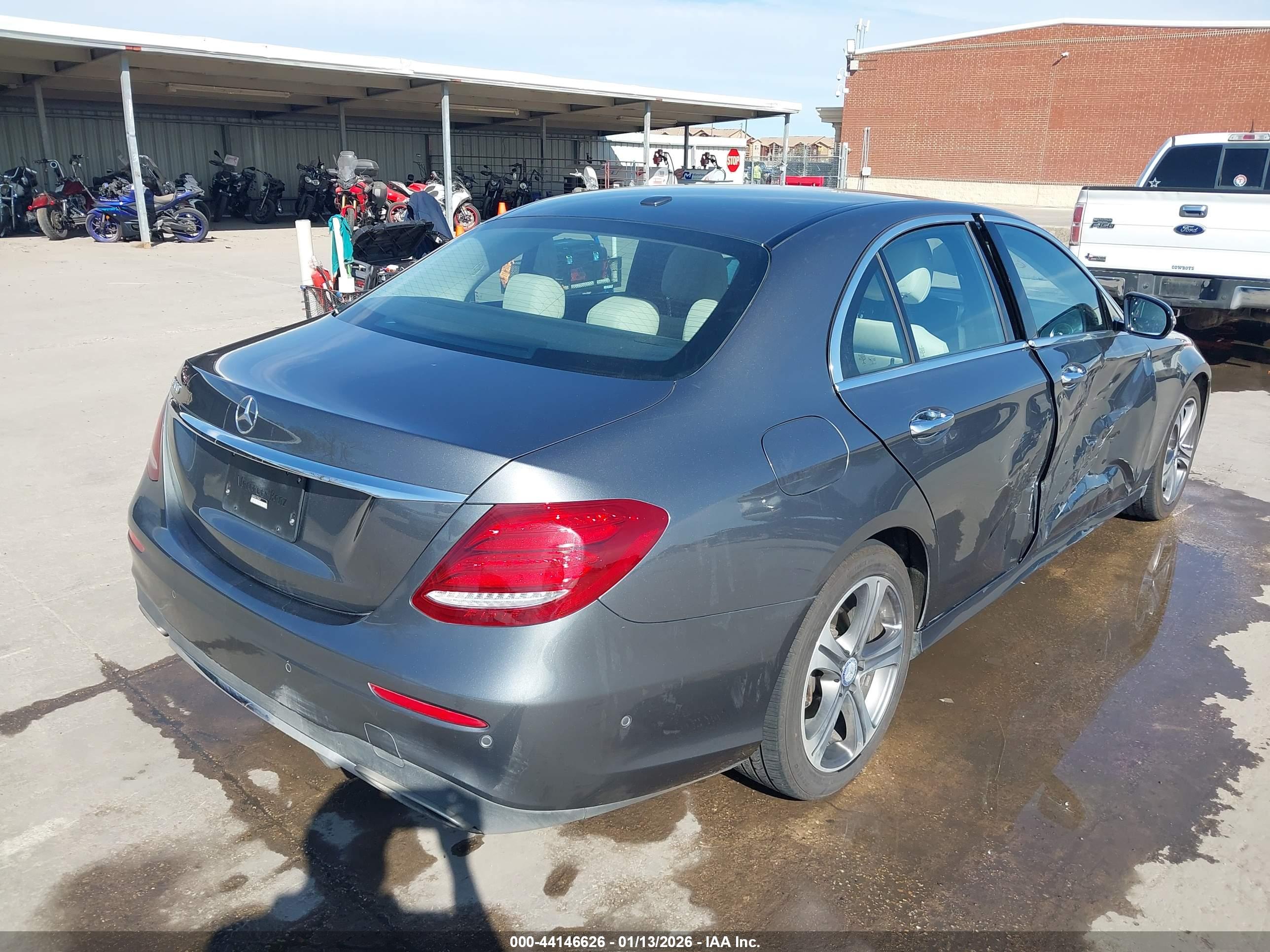 MERCEDES-BENZ E image 4
