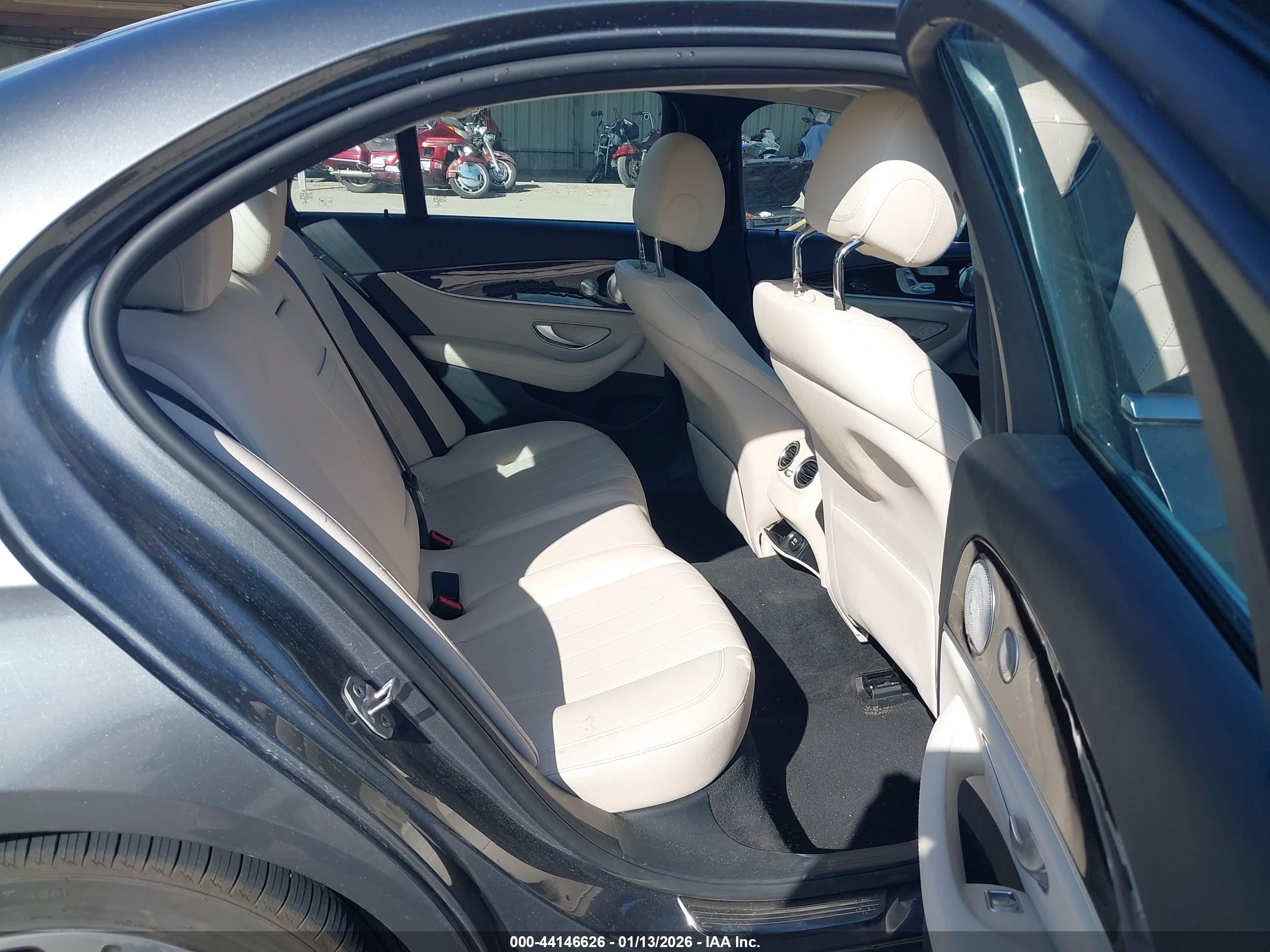 MERCEDES-BENZ E image 8
