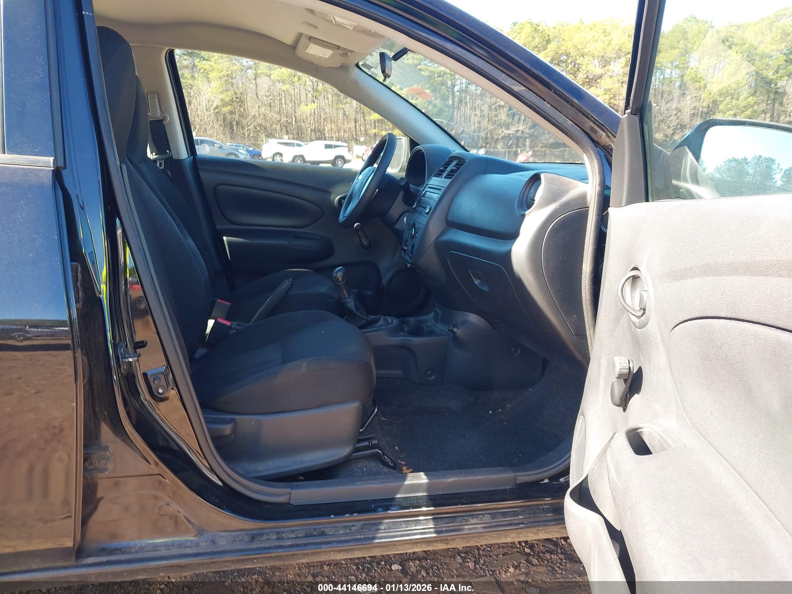 NISSAN VERSA image 5