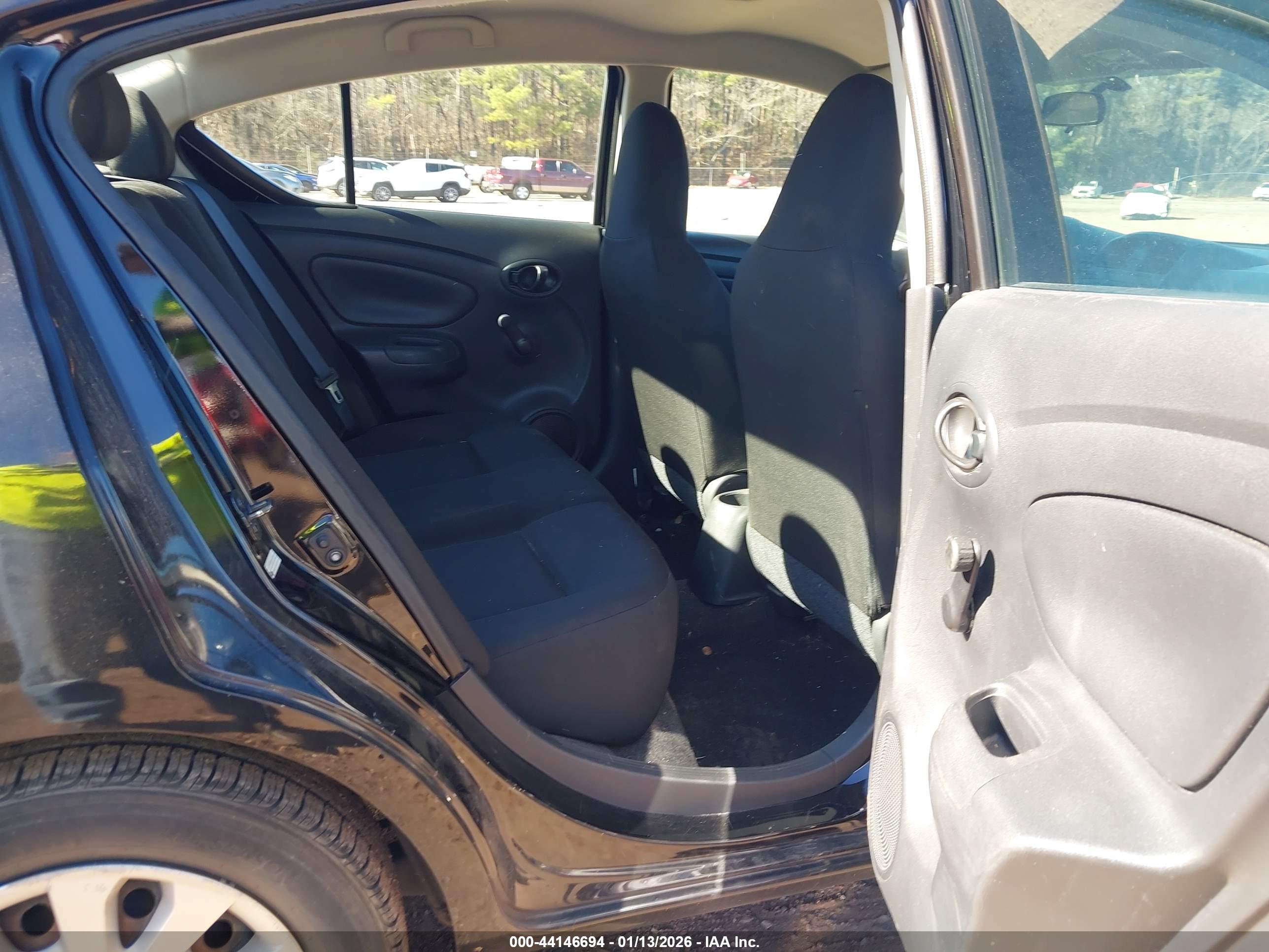 NISSAN VERSA image 8
