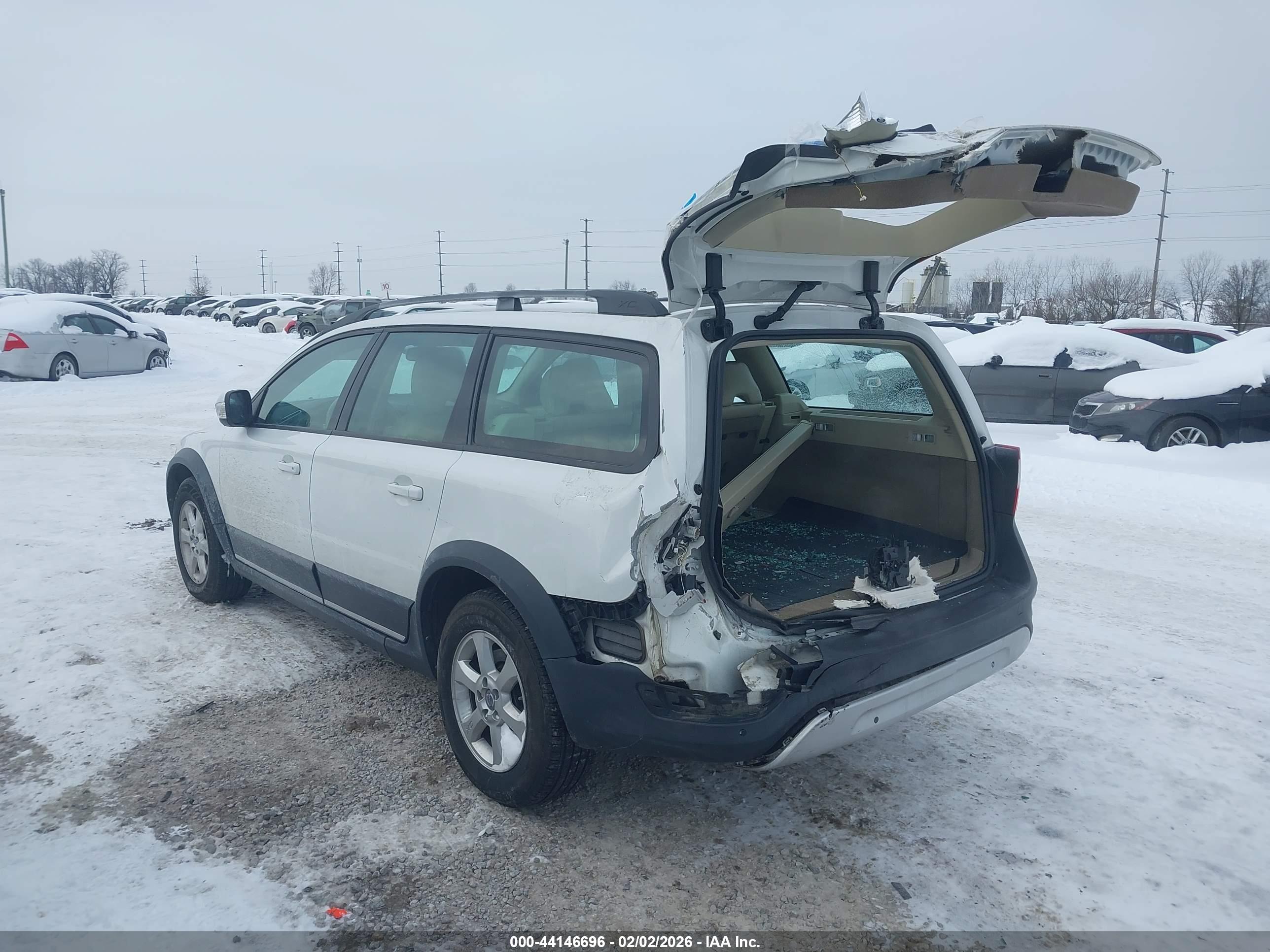 VOLVO XC70 image 3