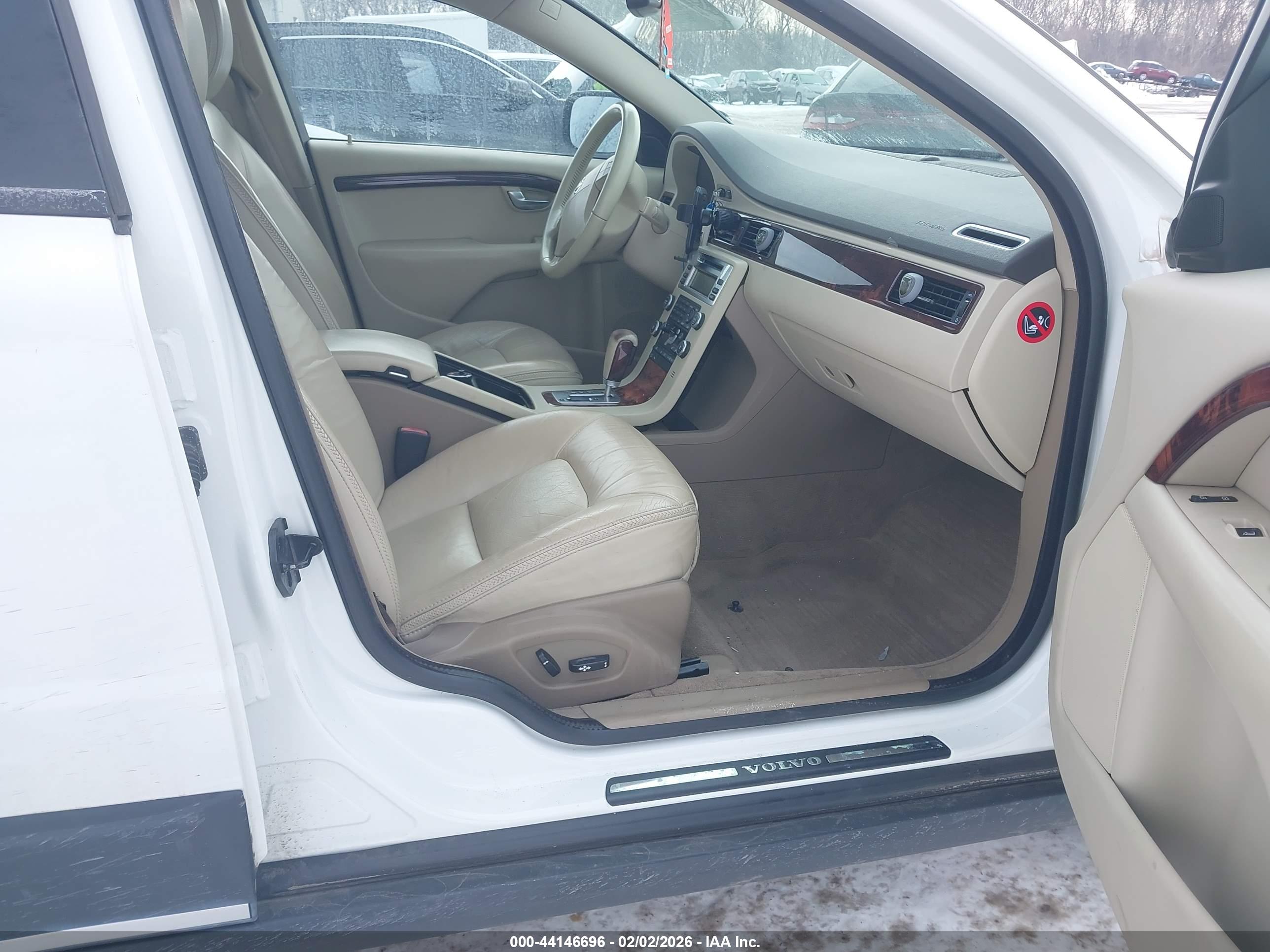 VOLVO XC70 image 5