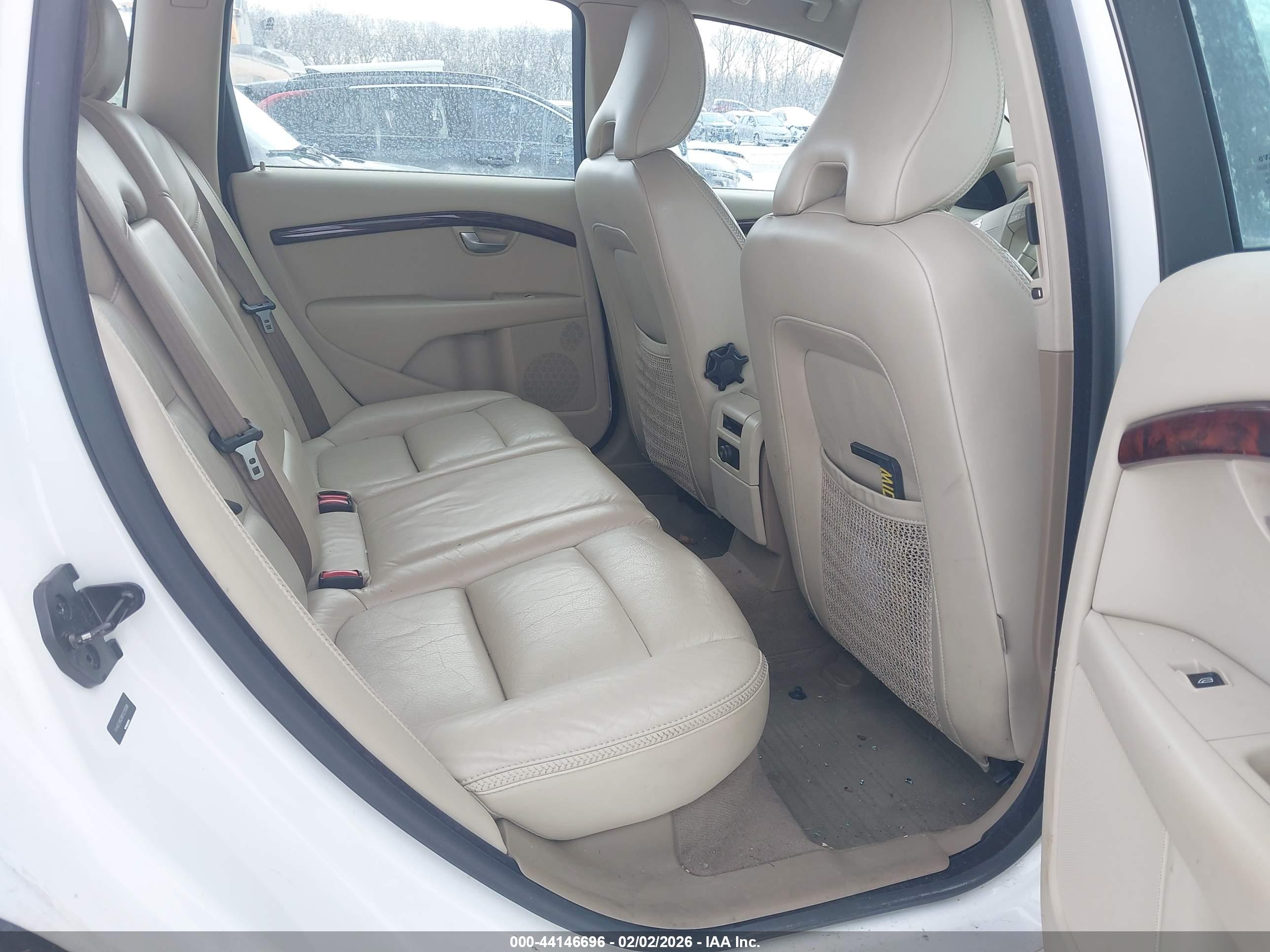 VOLVO XC70 image 8