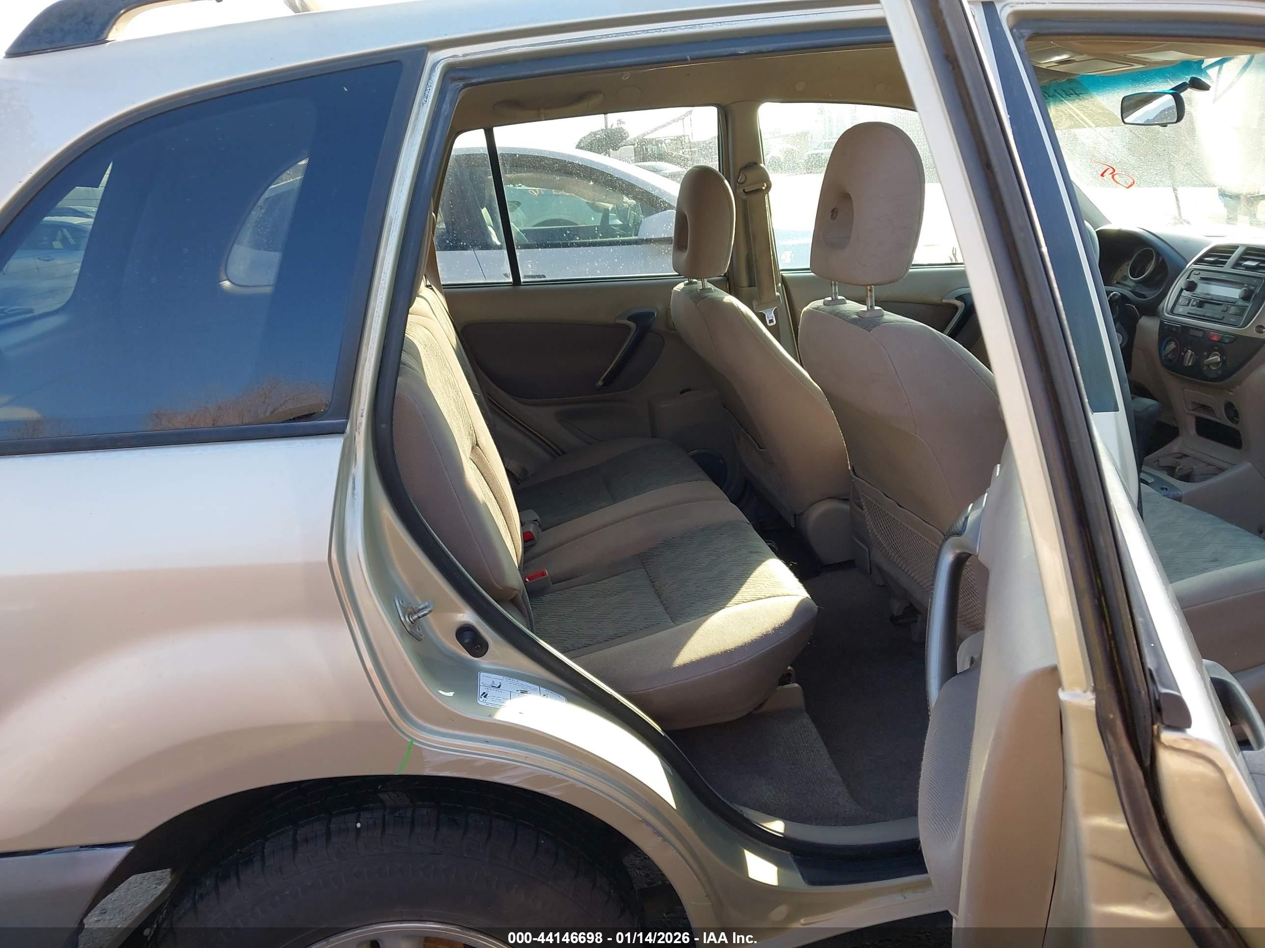 TOYOTA RAV4 image 8