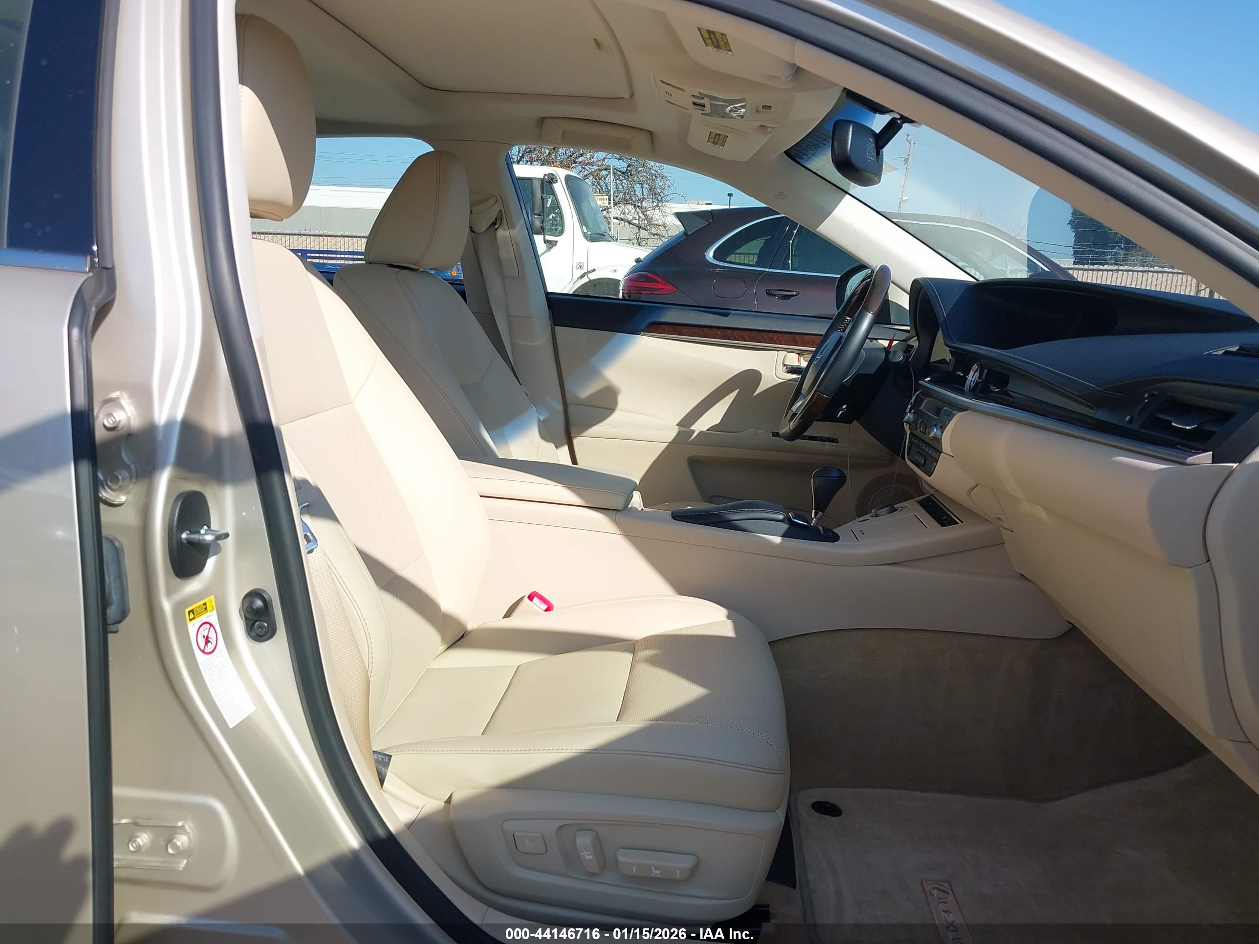 LEXUS ES image 5