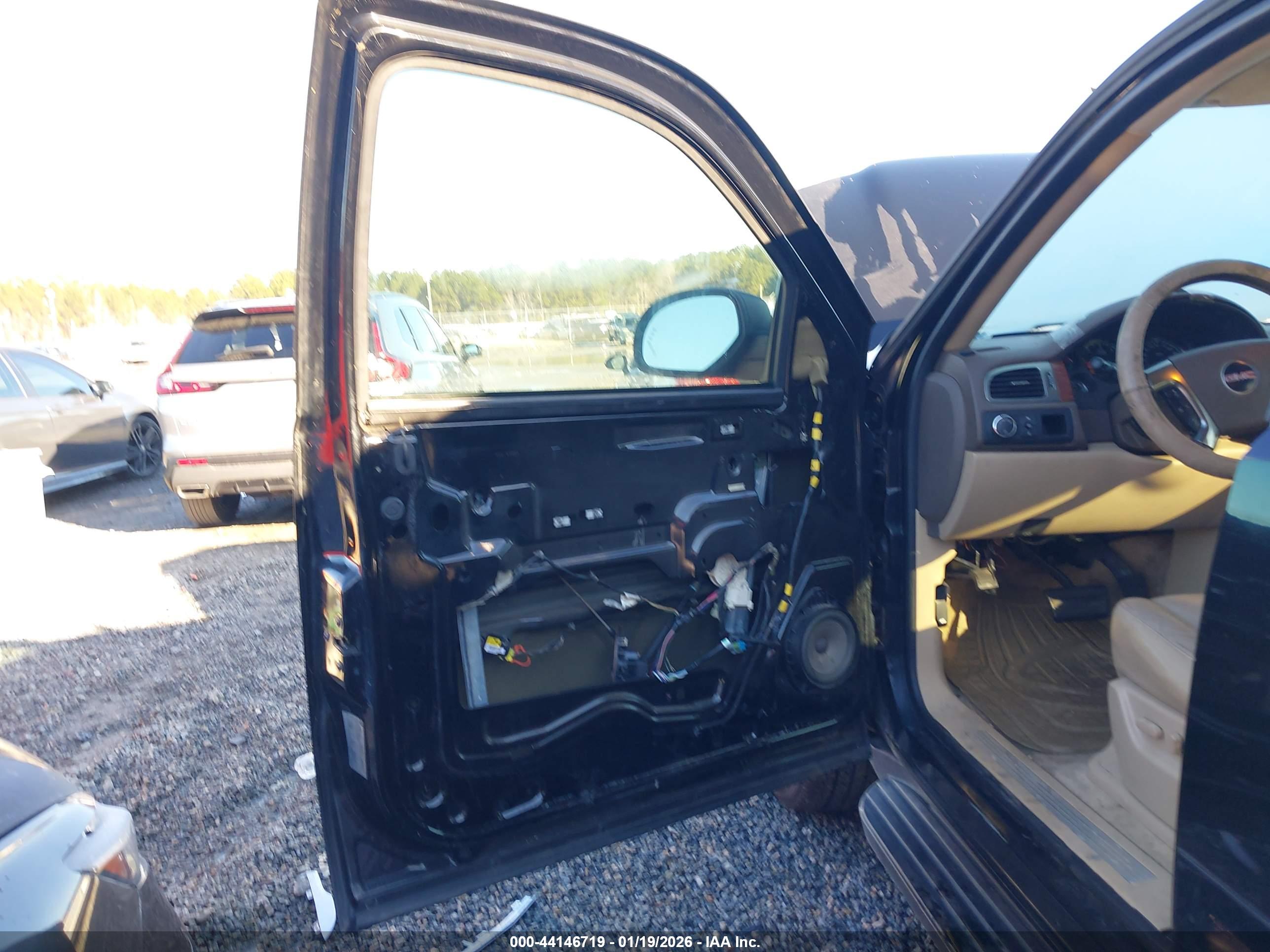 GMC YUKON image 6