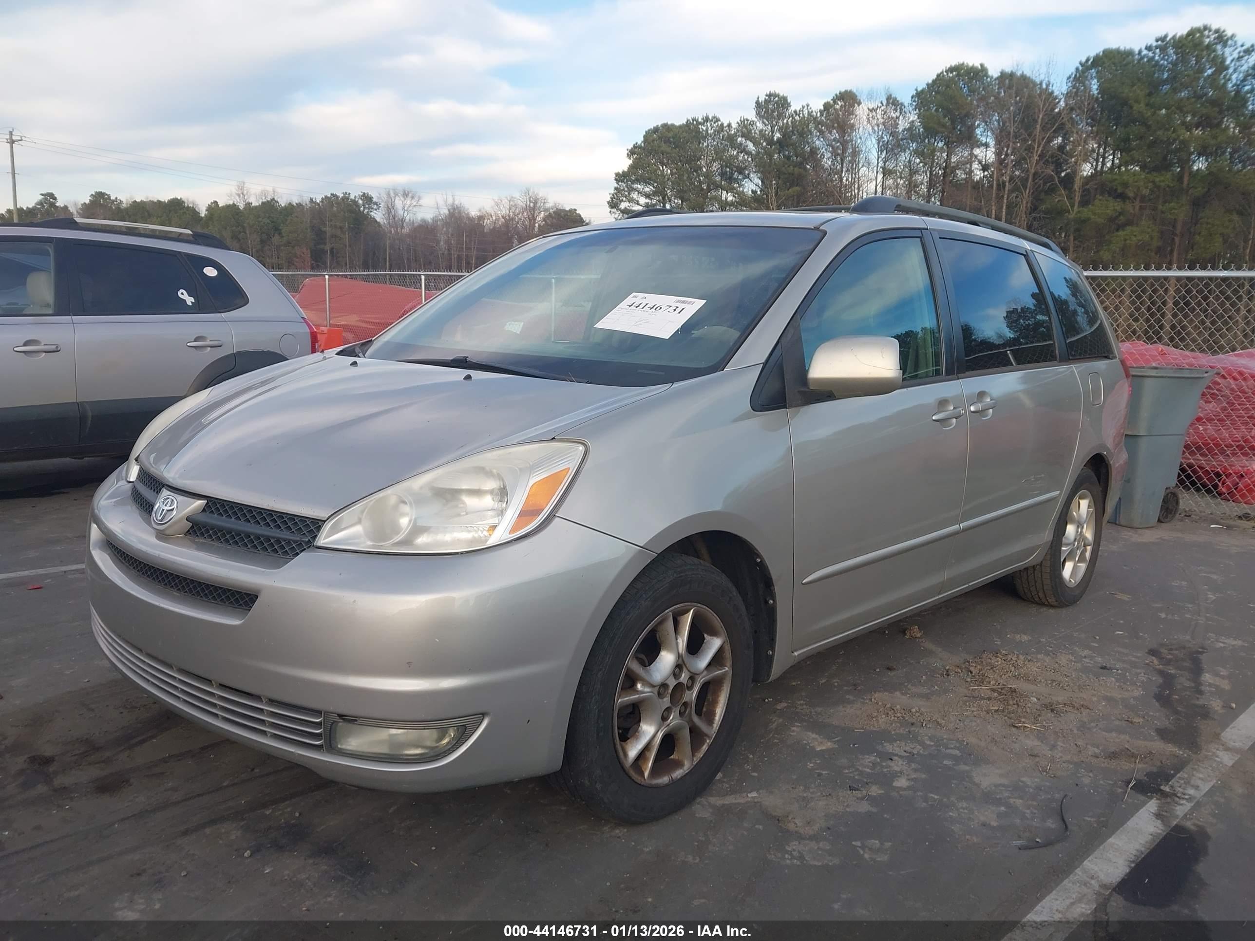 TOYOTA SIENNA image 2