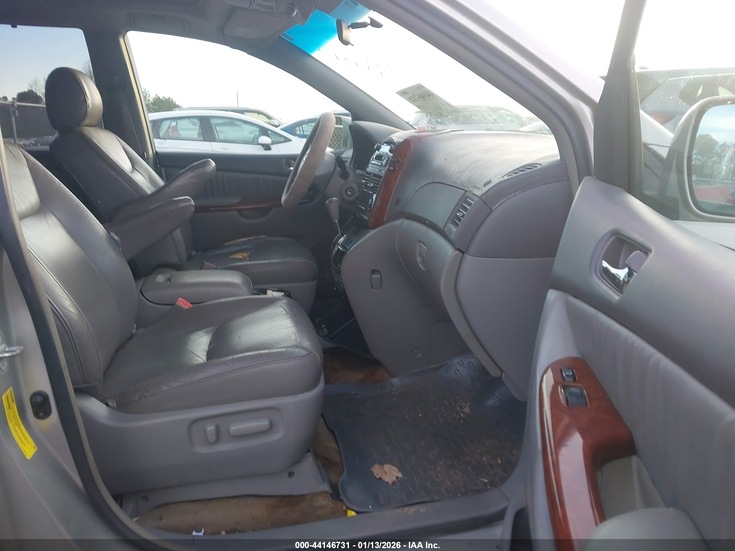 TOYOTA SIENNA image 5