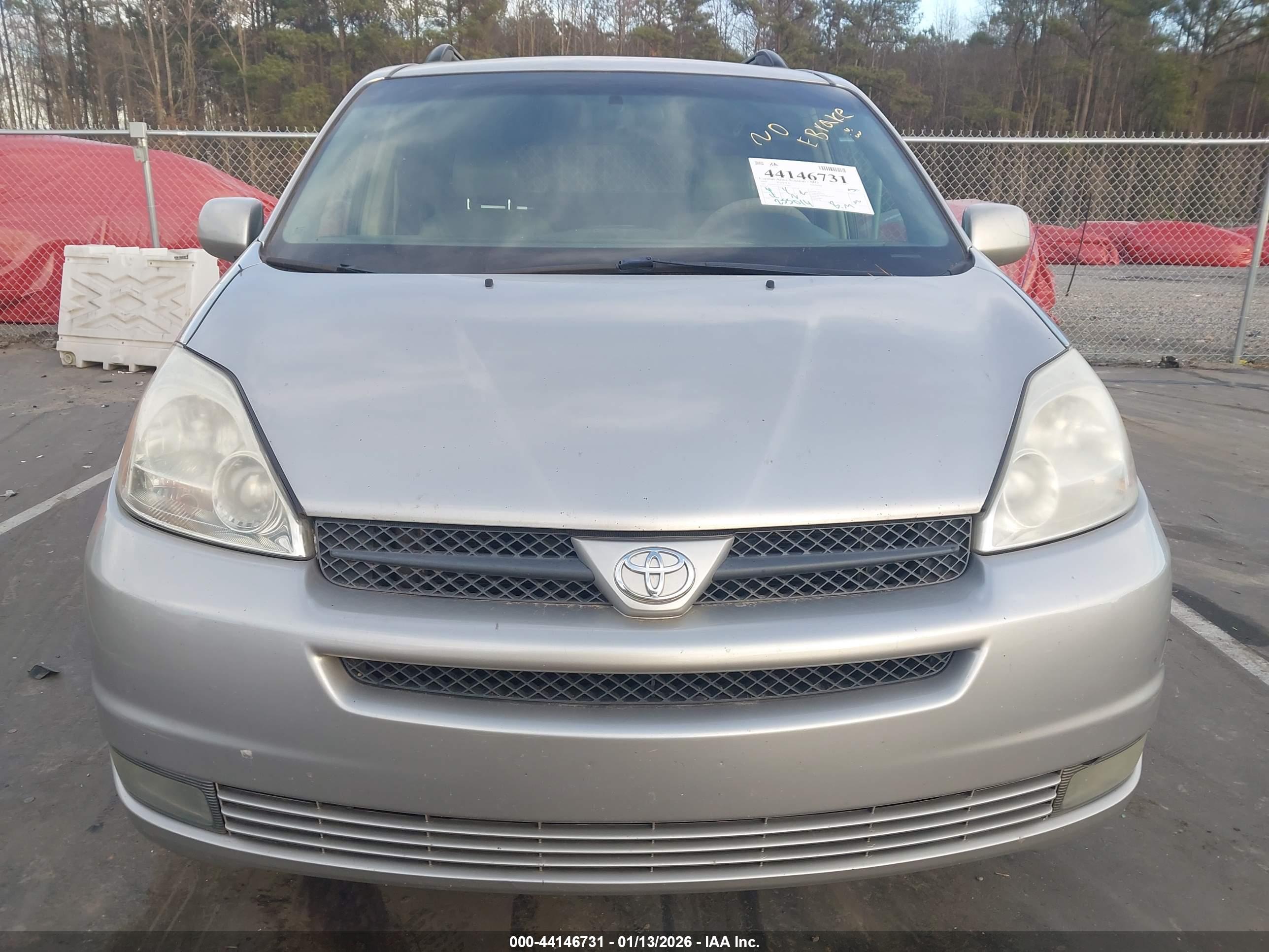 TOYOTA SIENNA image 6