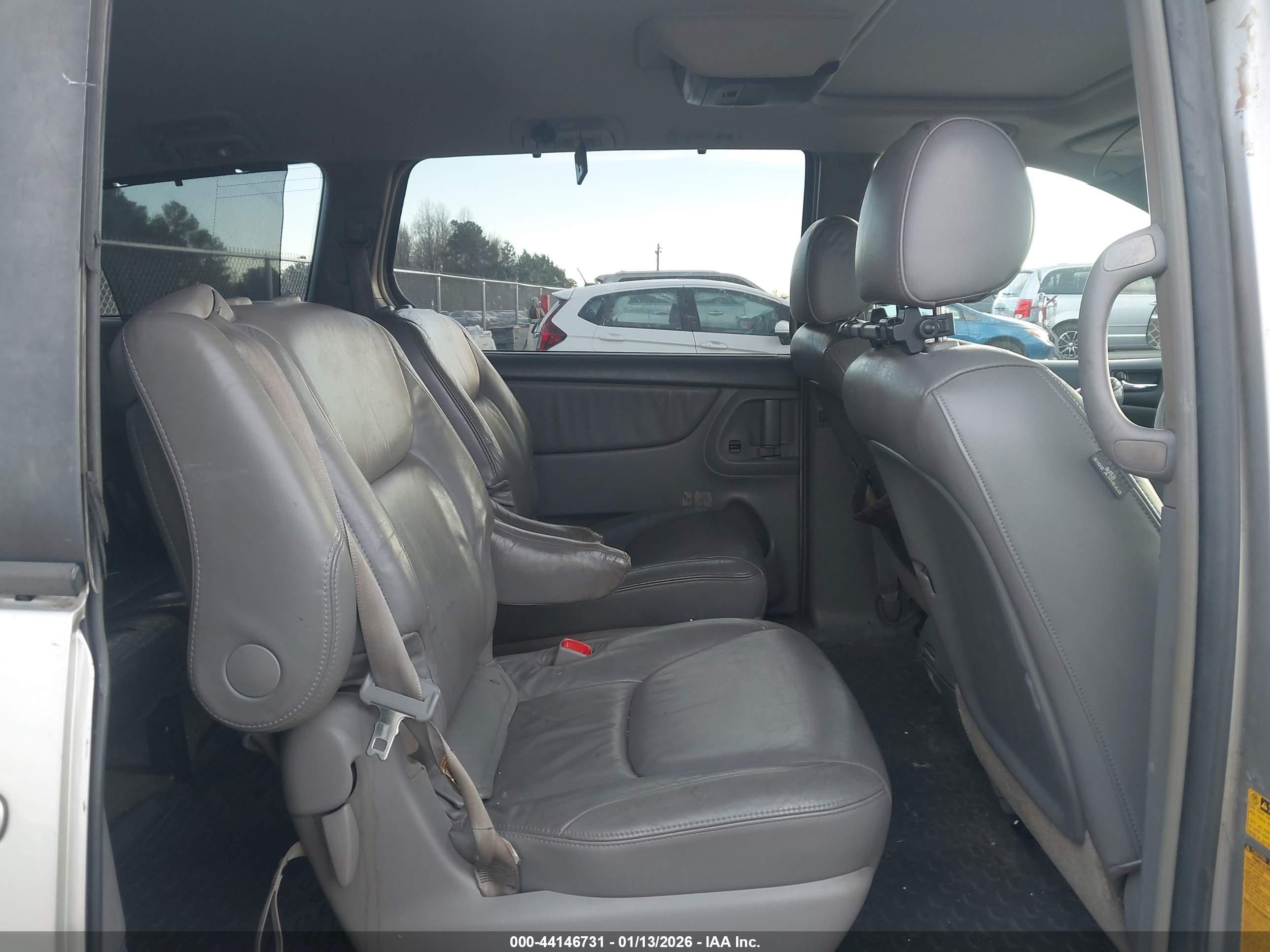 TOYOTA SIENNA image 8