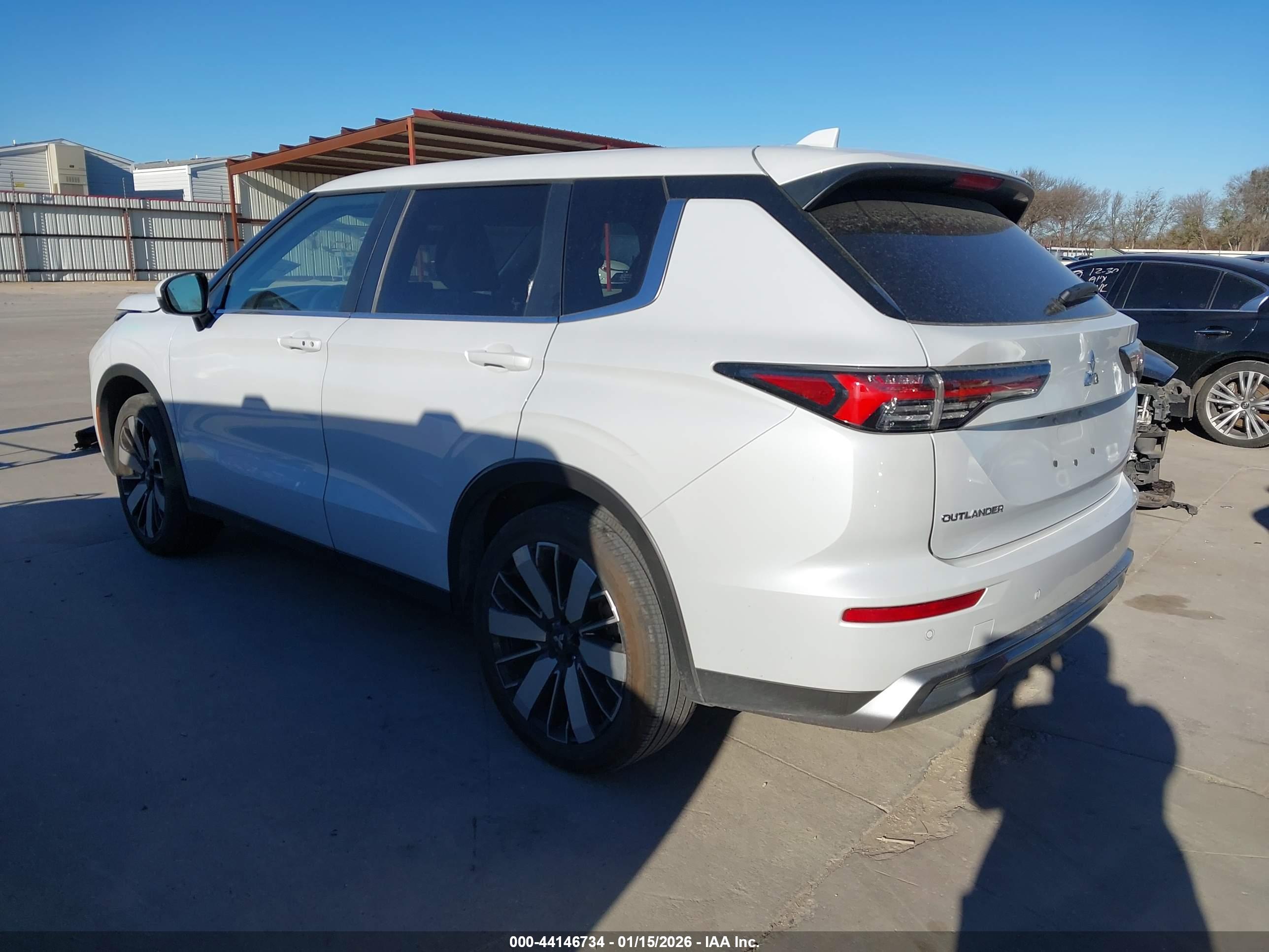 MITSUBISHI OUTLANDER image 3