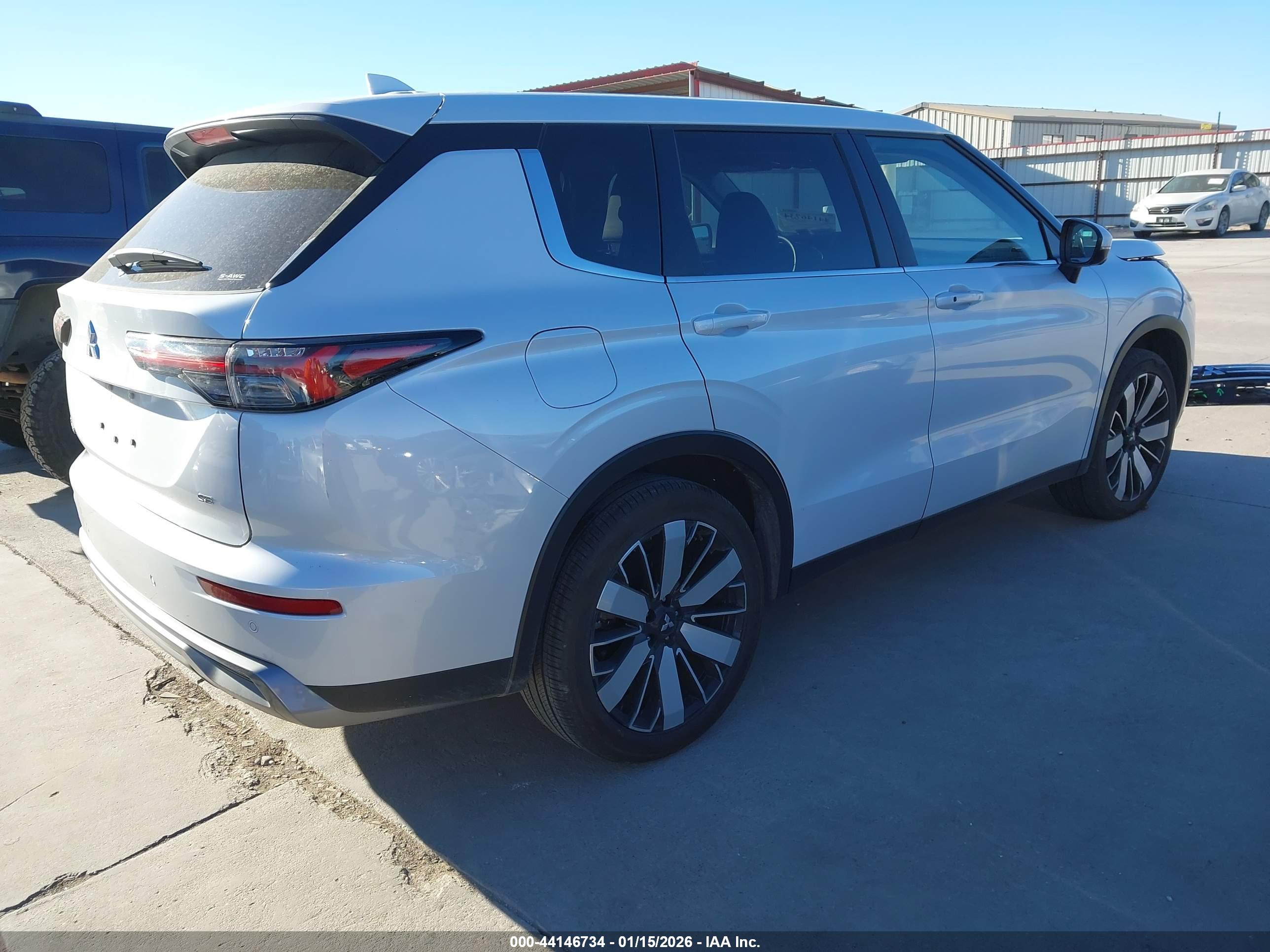 MITSUBISHI OUTLANDER image 4