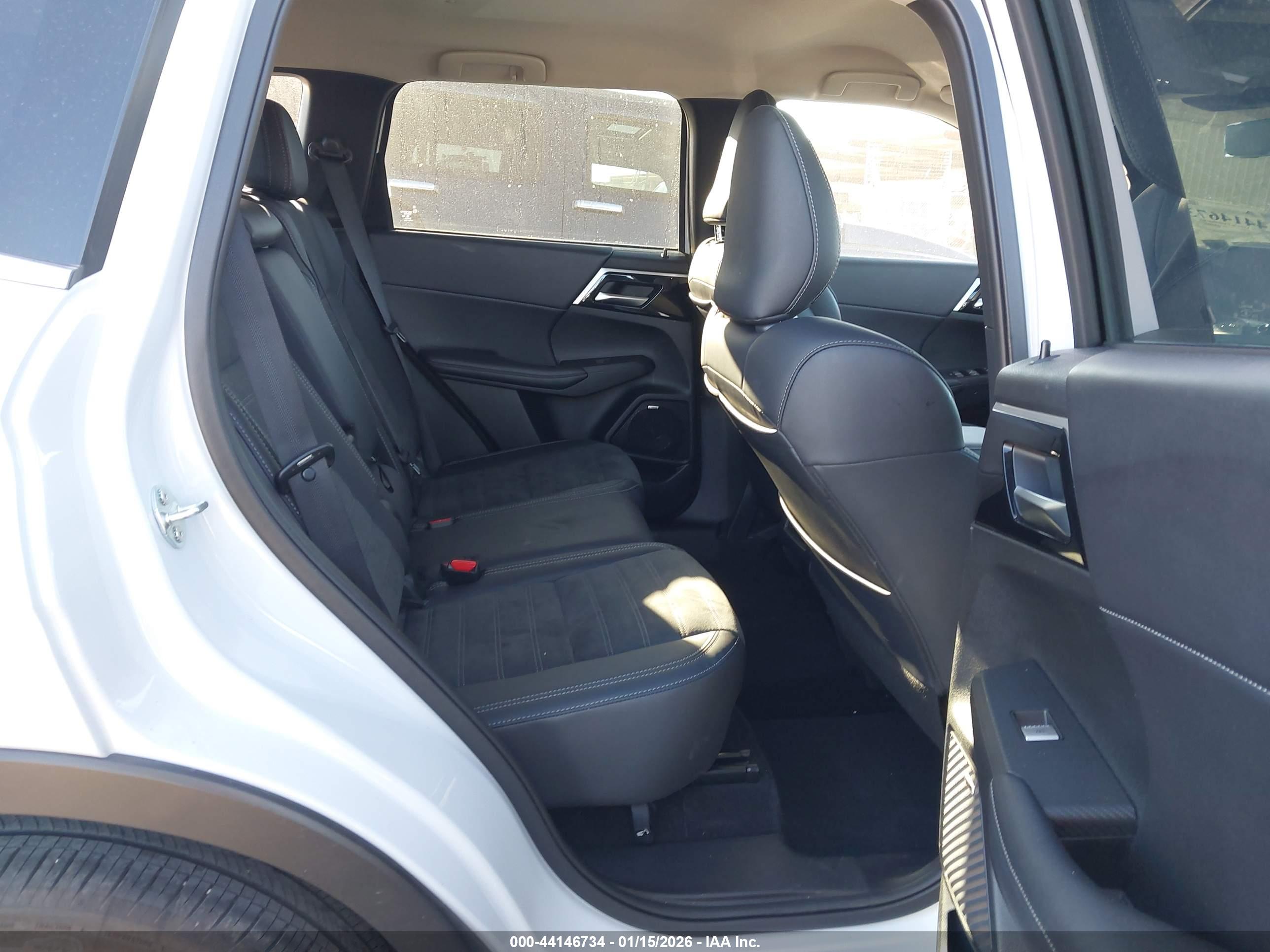 MITSUBISHI OUTLANDER image 8