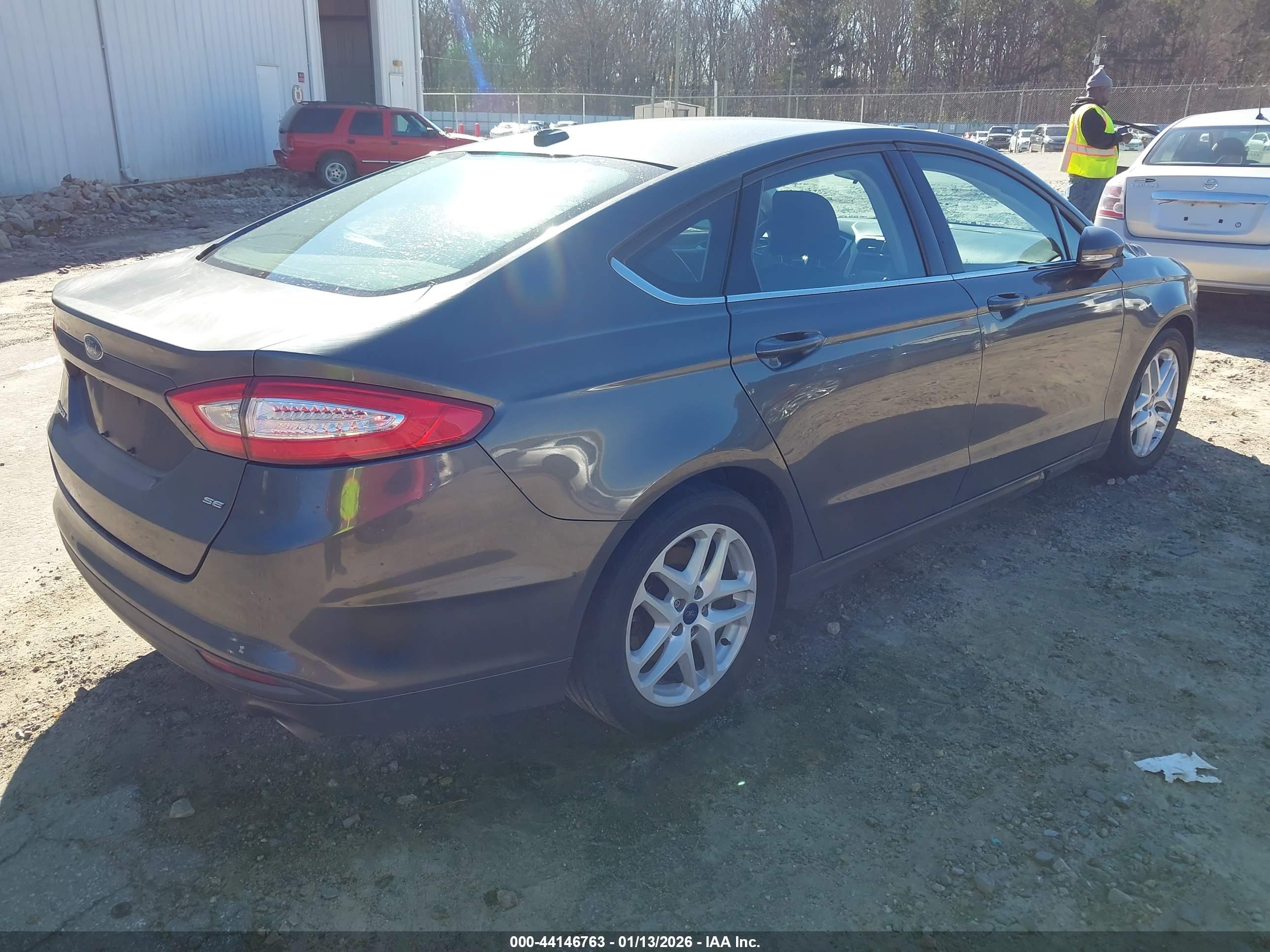 FORD FUSION image 4