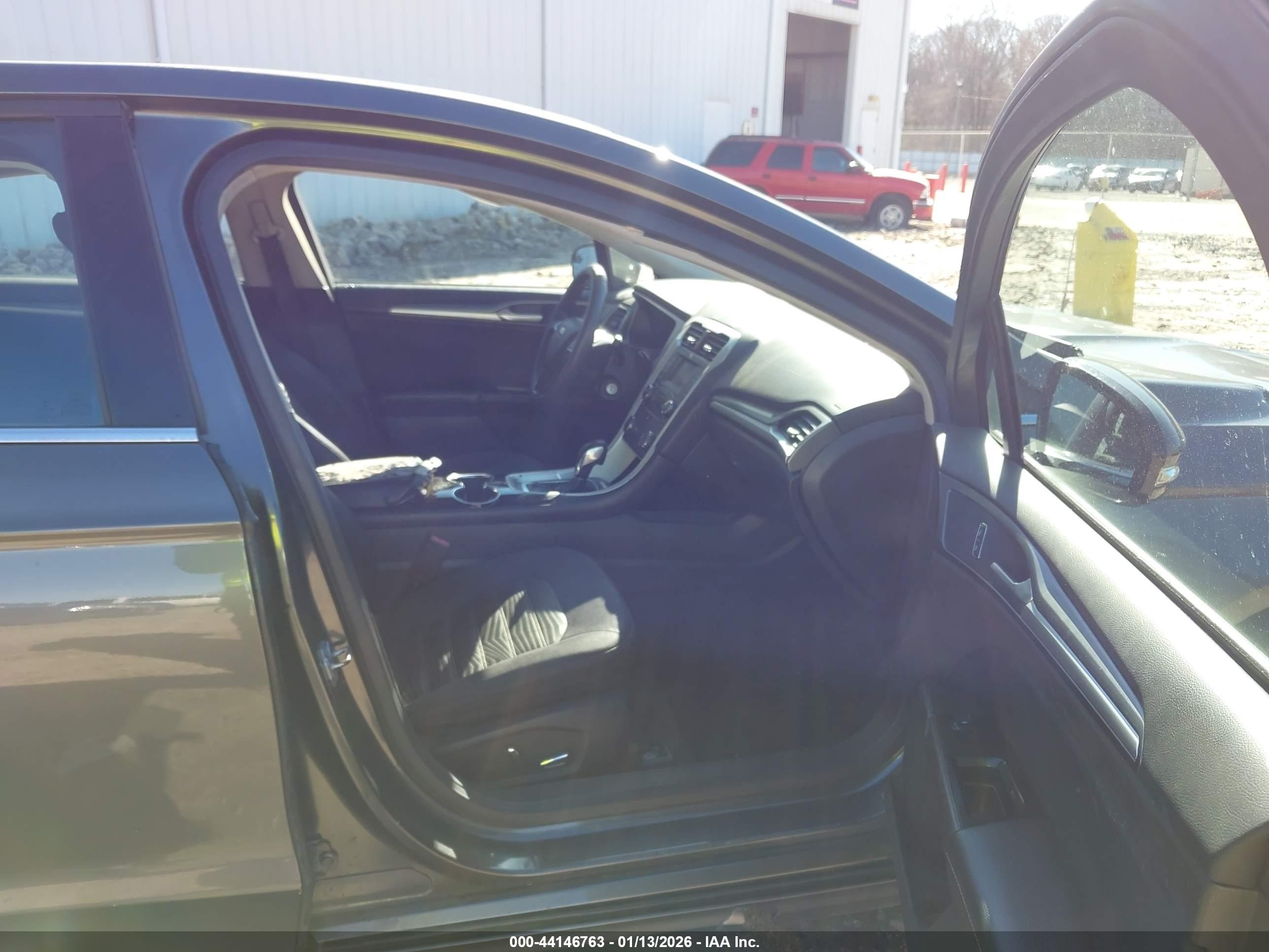 FORD FUSION image 5