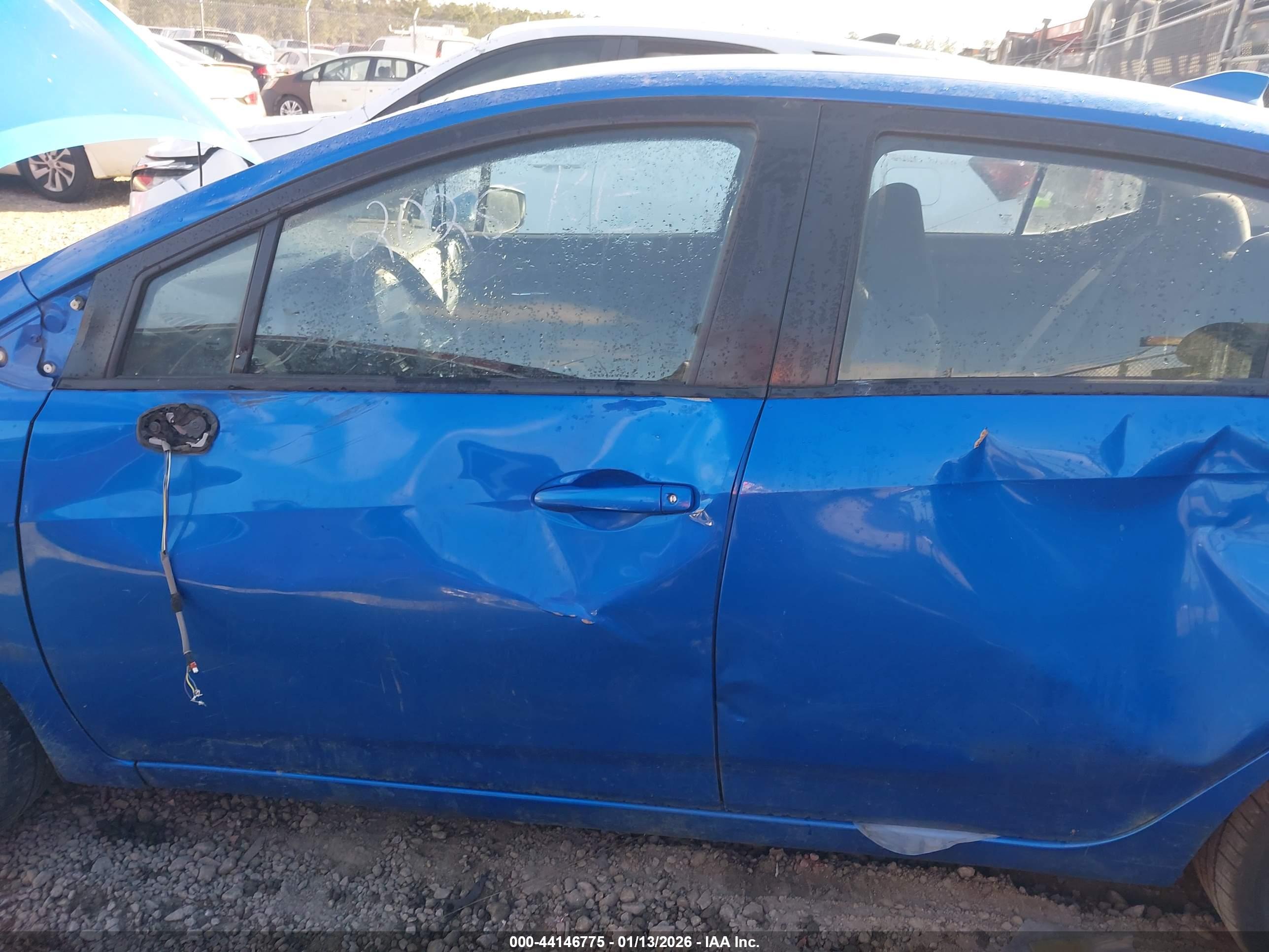 NISSAN VERSA image 6