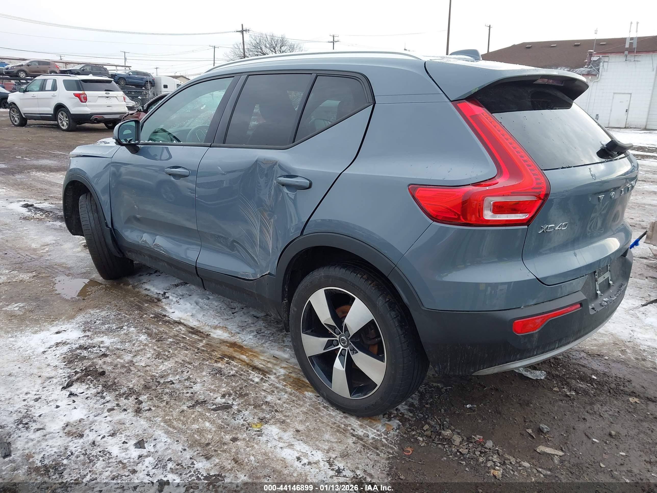 VOLVO XC40 image 3