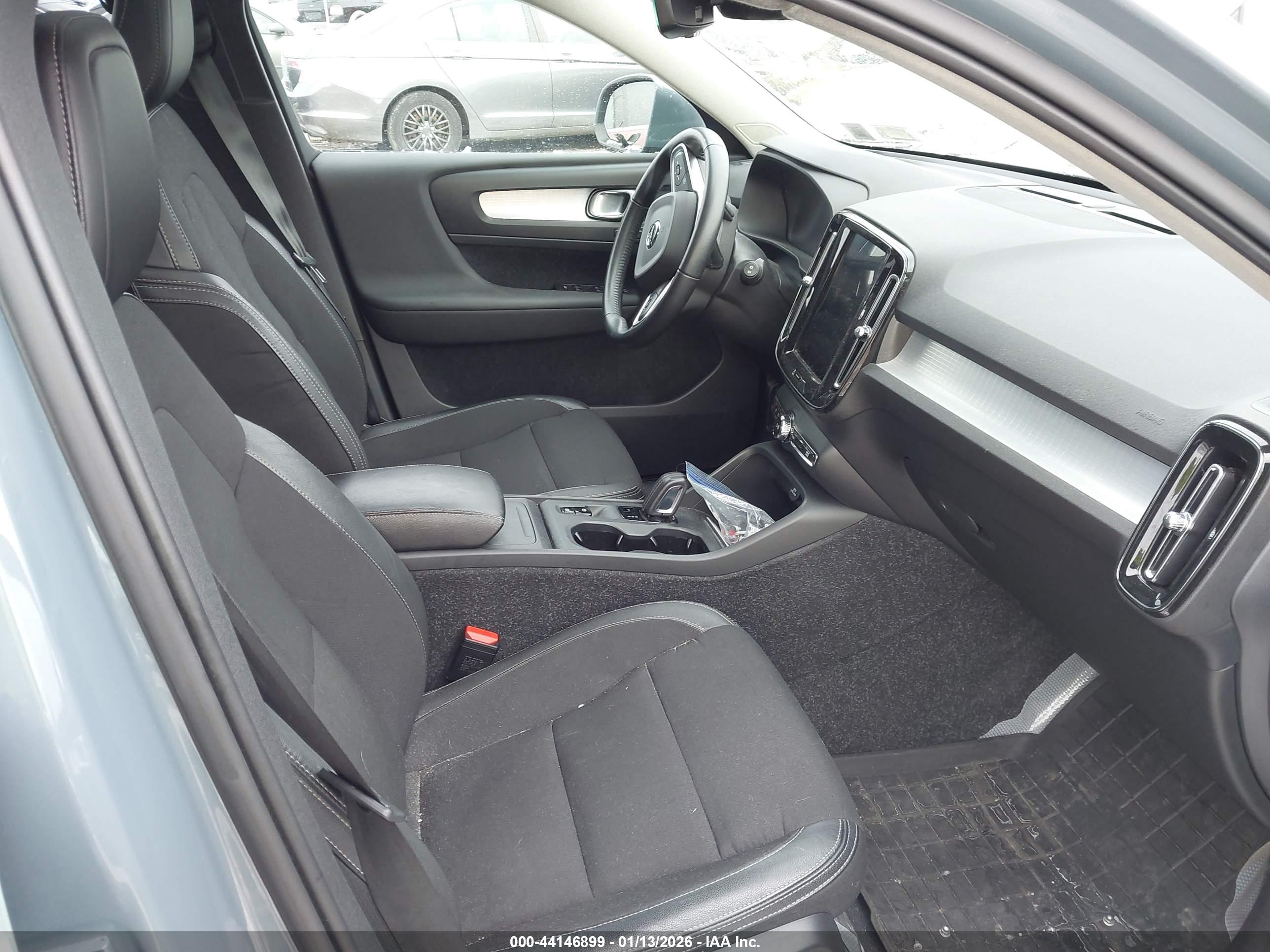 VOLVO XC40 image 5
