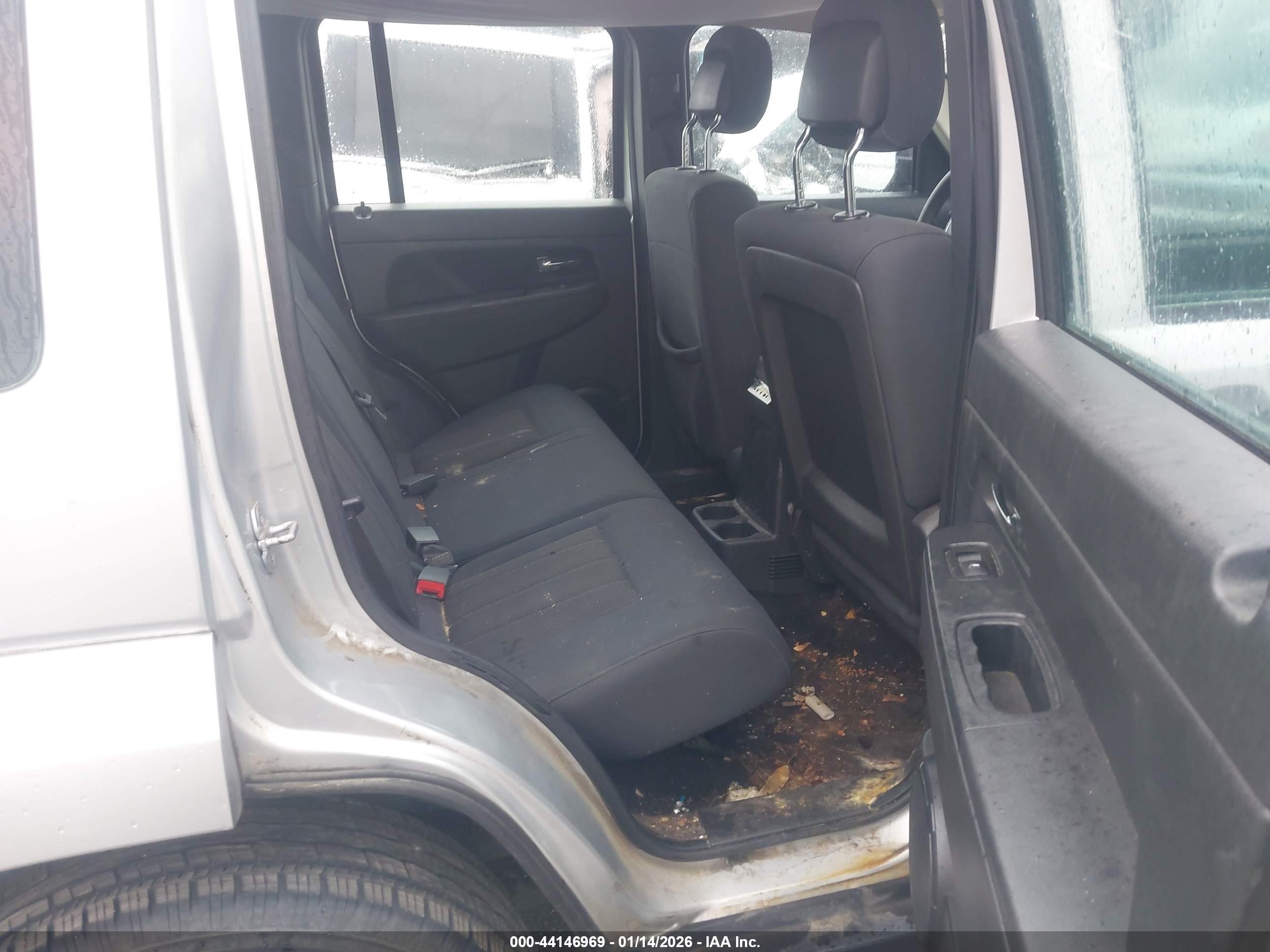 JEEP LIBERTY image 8