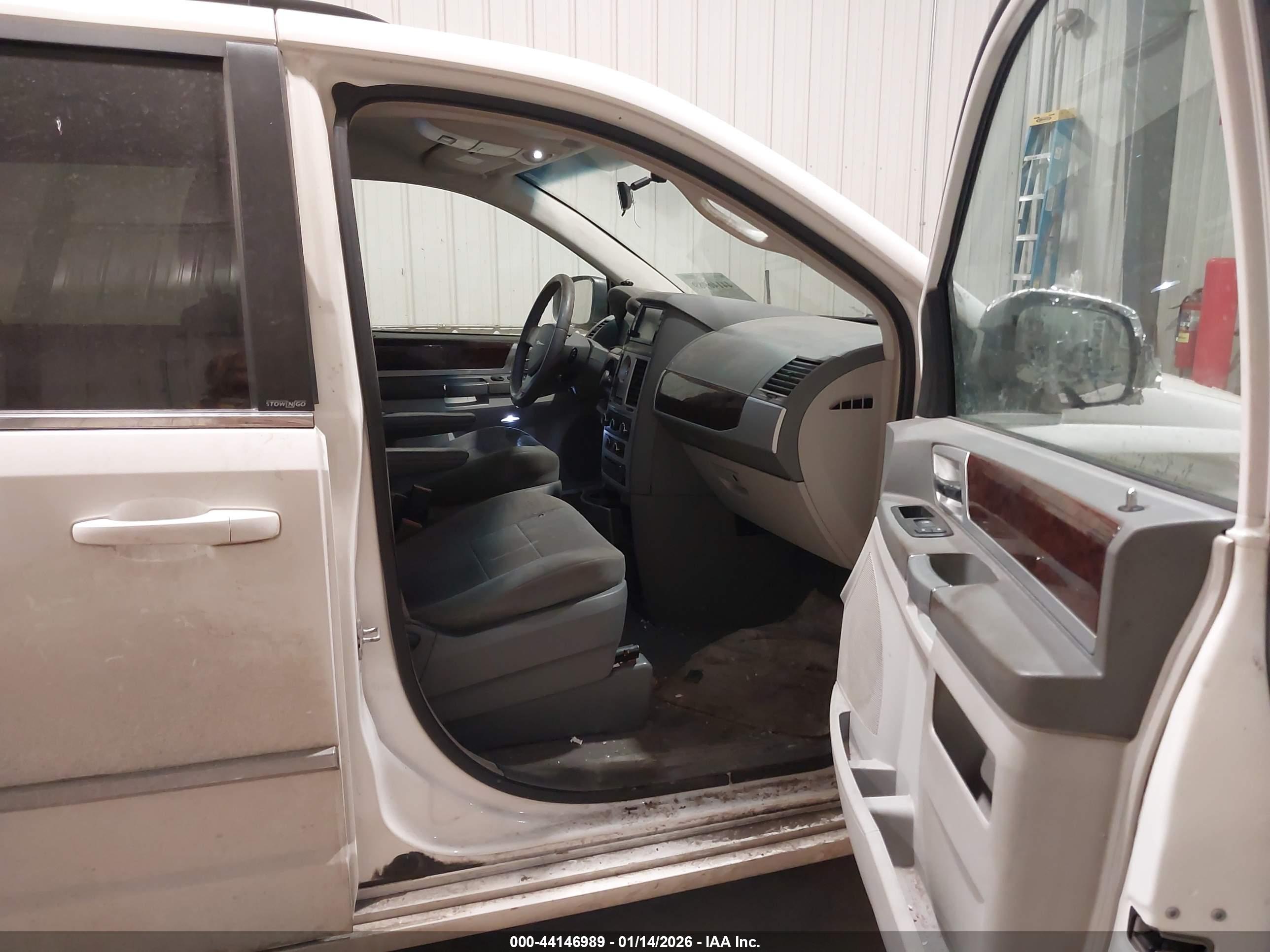 CHRYSLER TOWN image 5