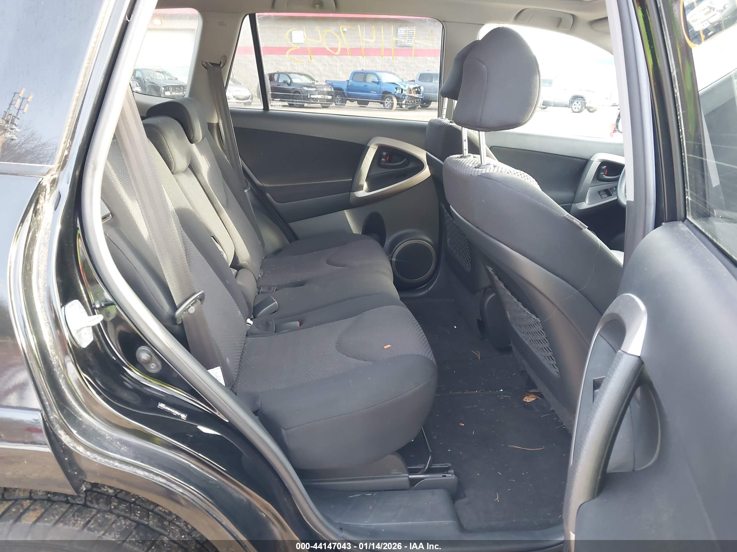TOYOTA RAV4 image 8