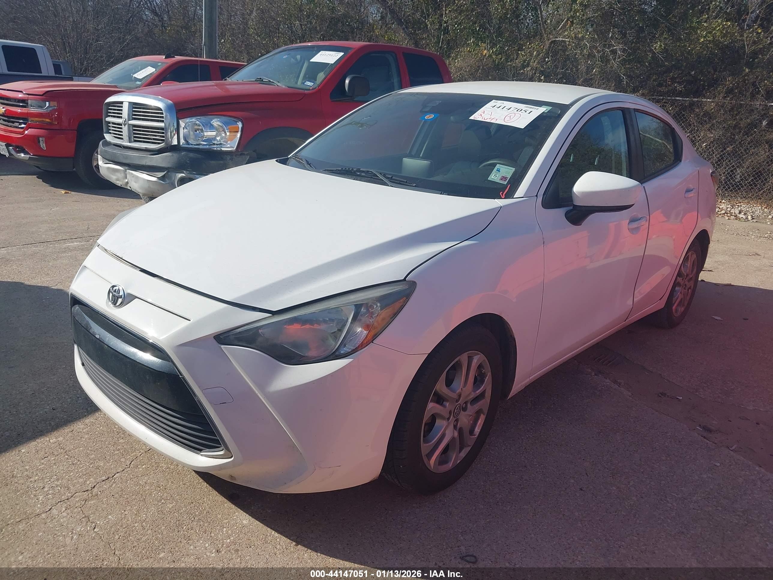 TOYOTA YARIS image 2