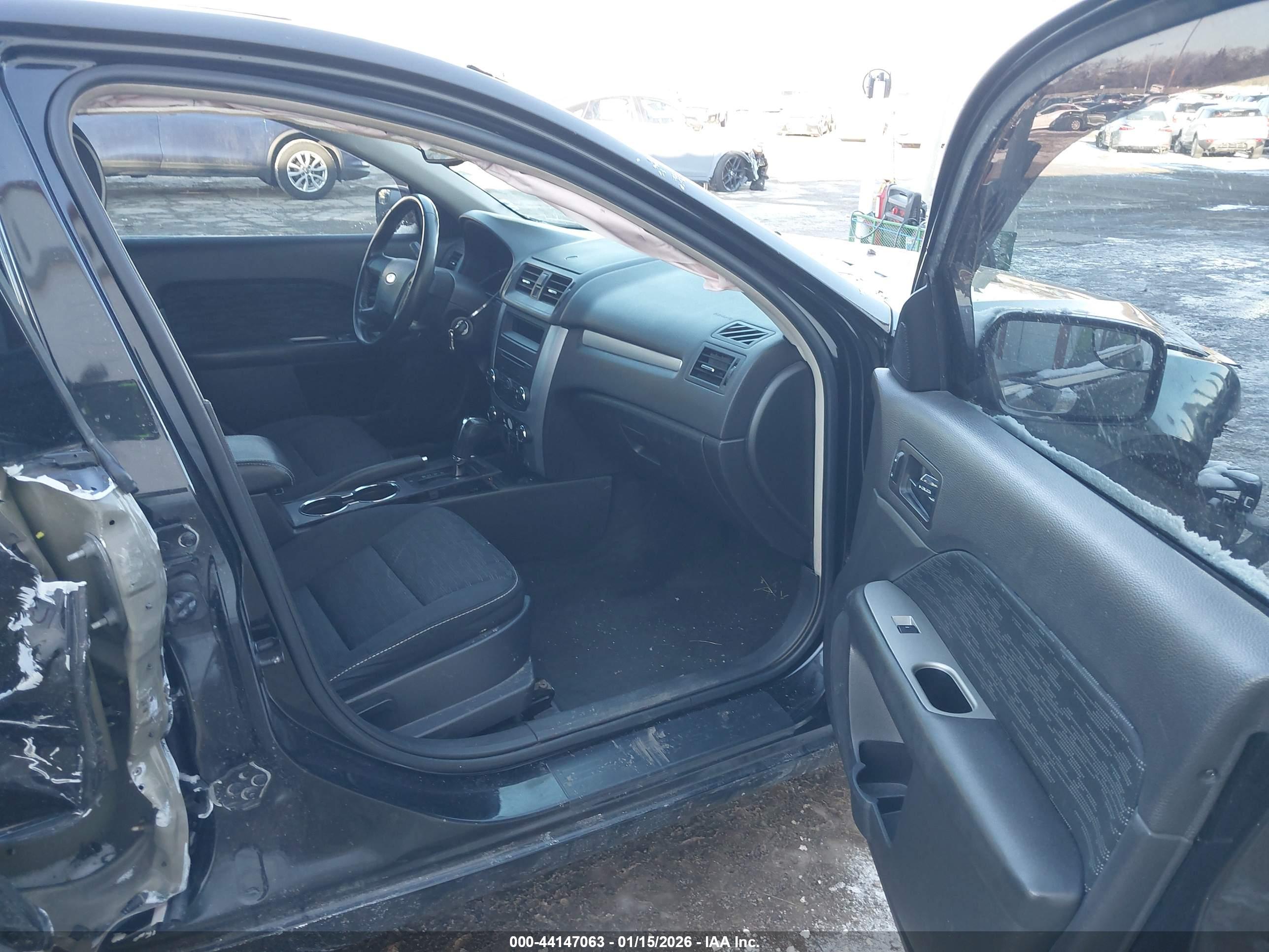 FORD FUSION image 5