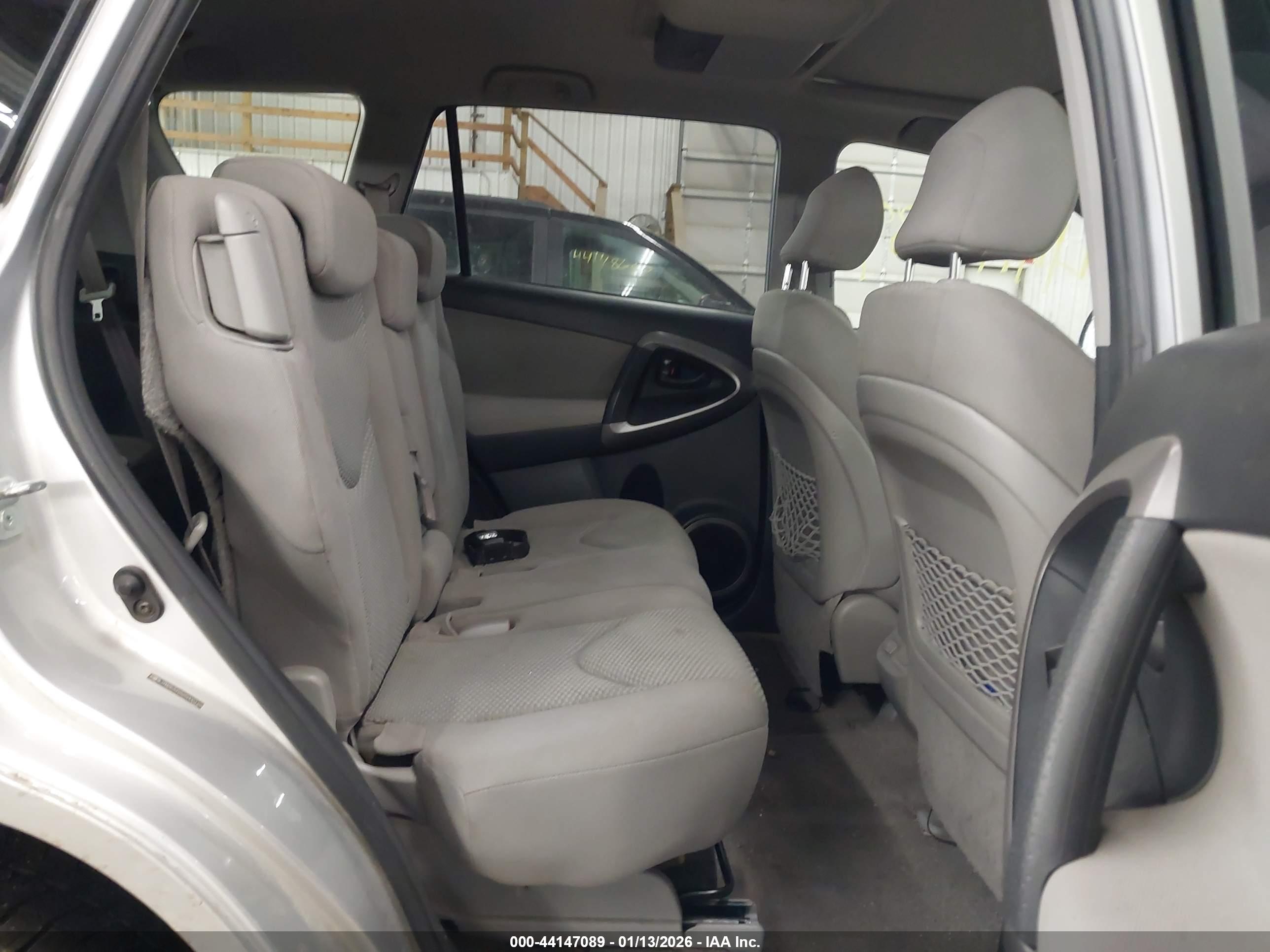 TOYOTA RAV4 image 8
